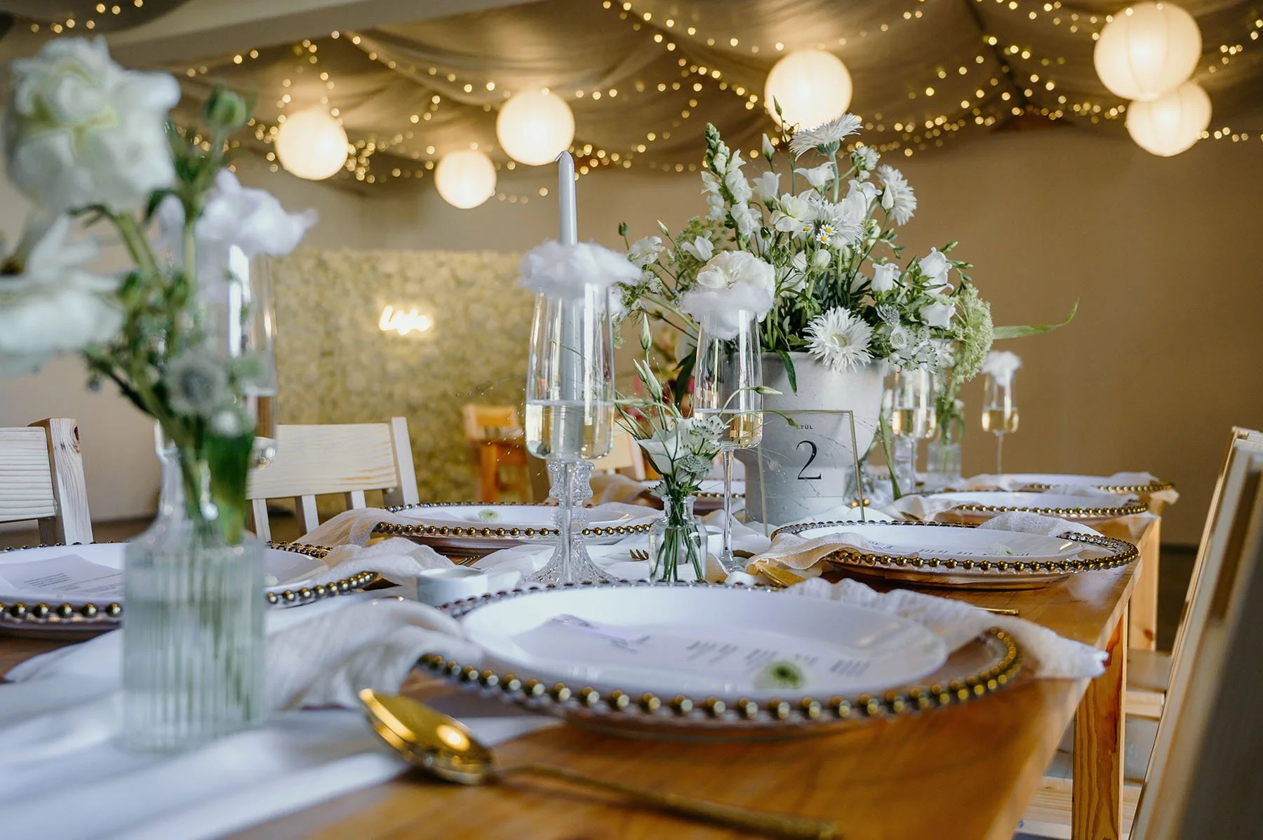 tradiční moderní venkovská svatba talíře stůl kytky květiny výzdoba statek venkov design menuu dekorace svatební půjčovna dekorací