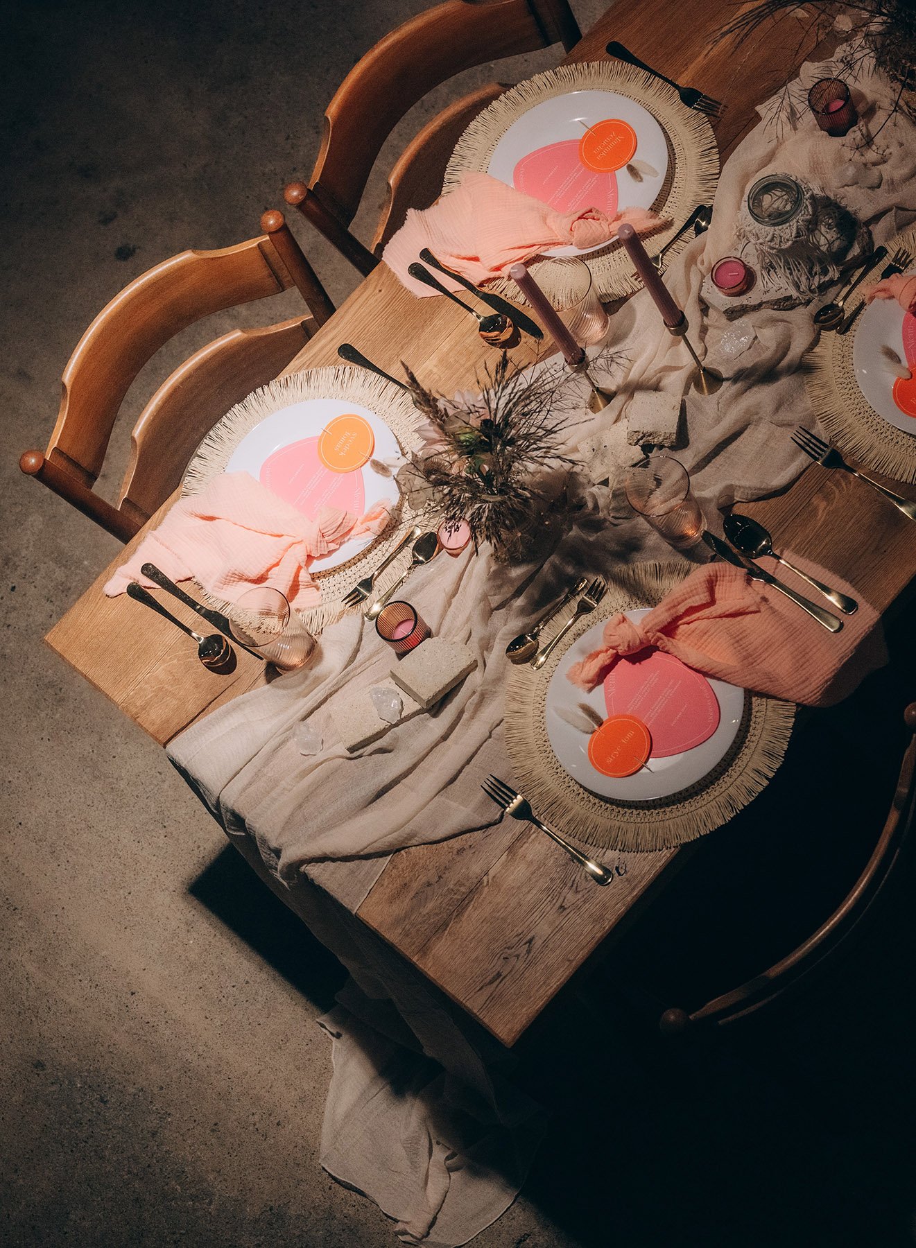 BOHO tradiční moderní venkovská svatba talíře stůl kytky květiny výzdoba statek venkov design menuu dekorace svatební půjčovna dekorací