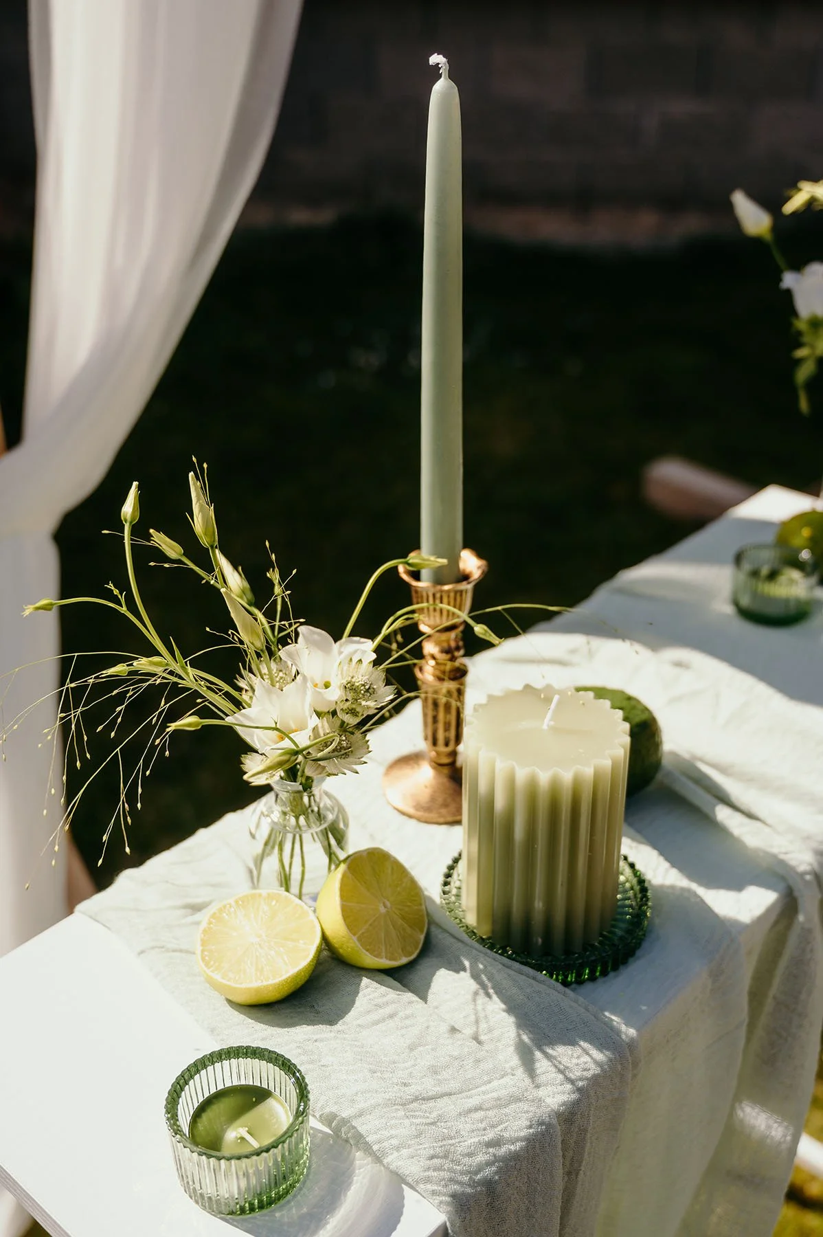 Moderní zelená svatba talíře stůl prostírání kytky květiny výzdoba statek venkov design menuu dekorace svatební půjčovna dekorací