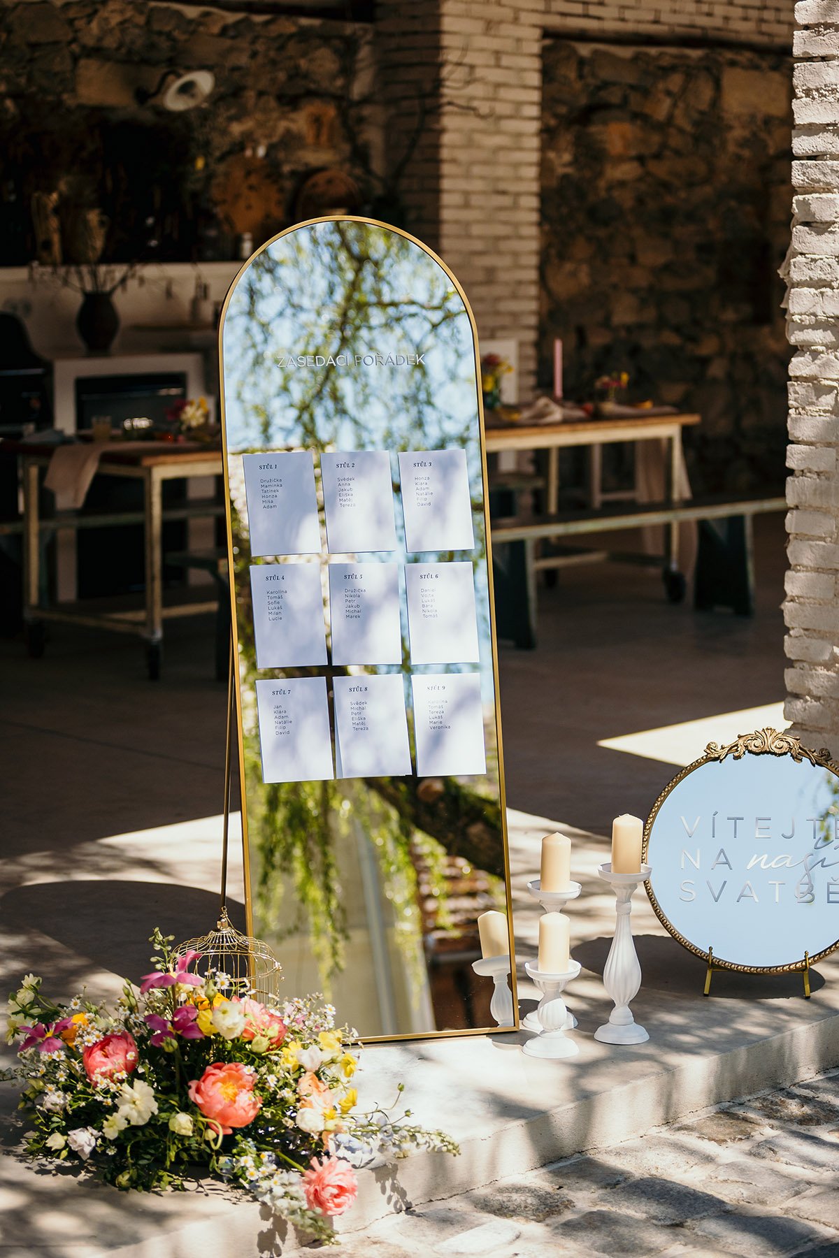 Moderní jarní svatba, jaro, talíře stůl prostírání kytky květiny výzdoba statek venkov design menuu dekorace svatební půjčovna dekorací