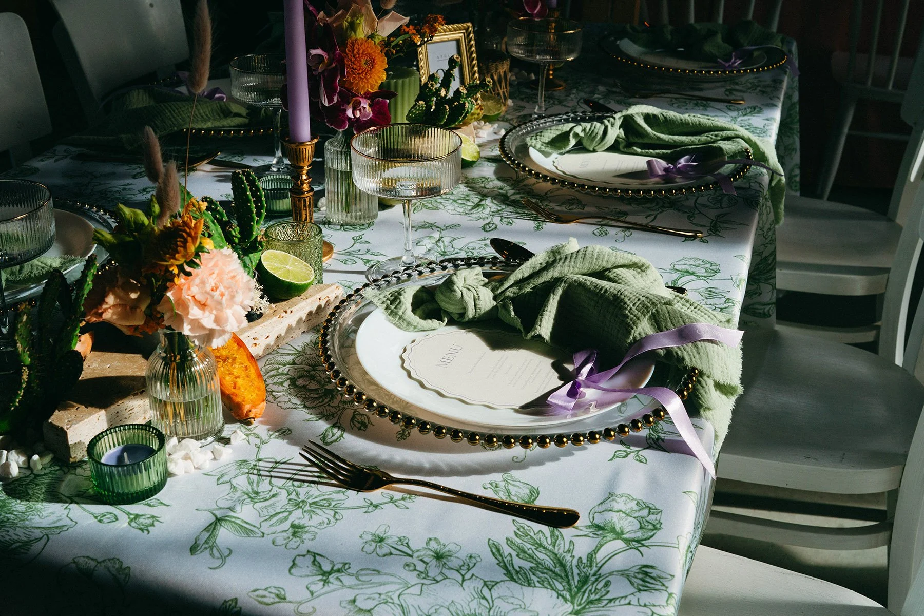 Moderní zelená svatba, zelené svatební dekorace, kytice, kytky květiny výzdoba statek venkov design menuu dekorace svatební půjčovna dekorací