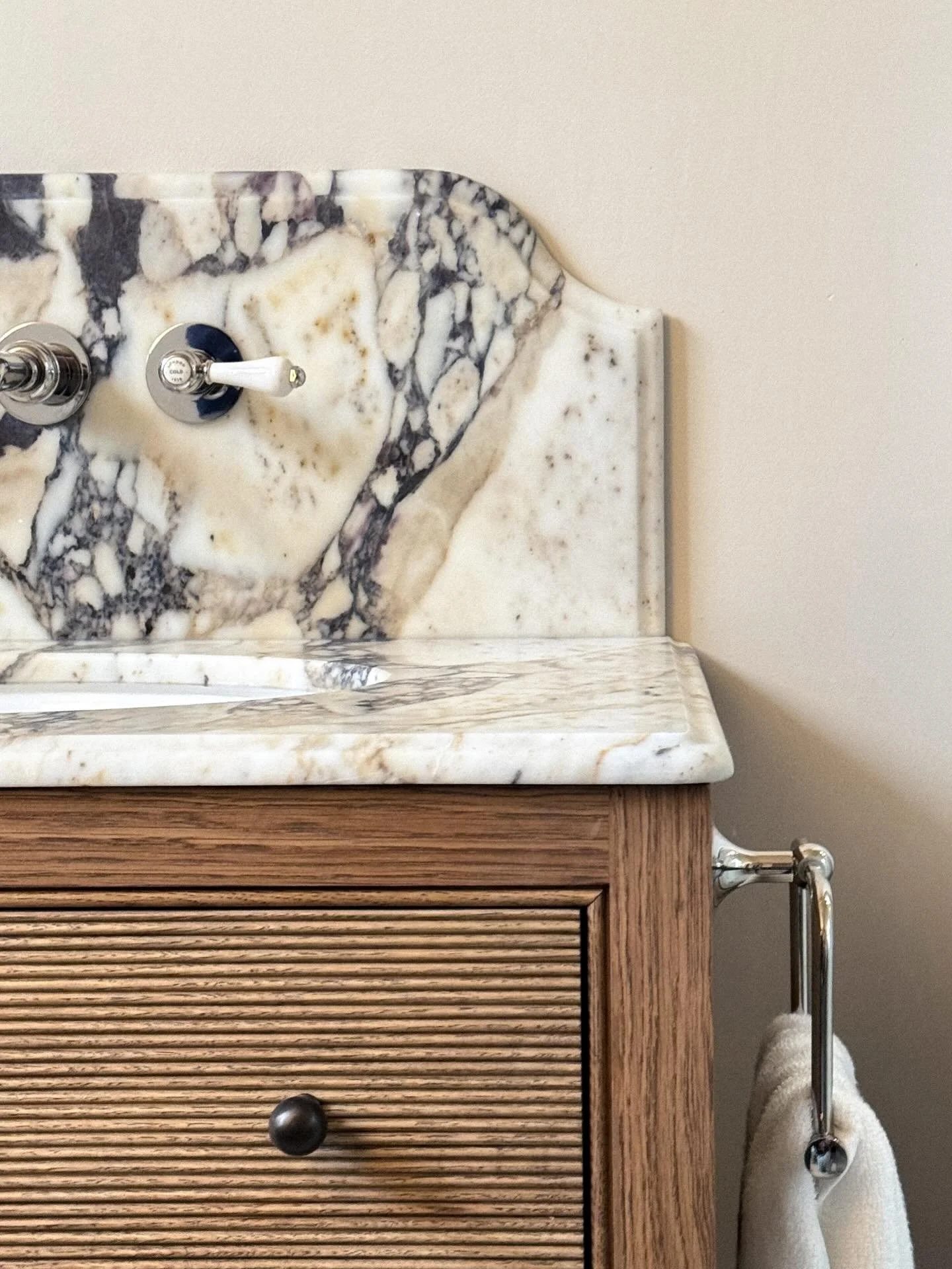 A last minute stop to see the progress of a bathroom fit out - cannot get enough of this viola marble and Walnut pairing 🛁 

#sussexinteriordesign #bathroominspiration