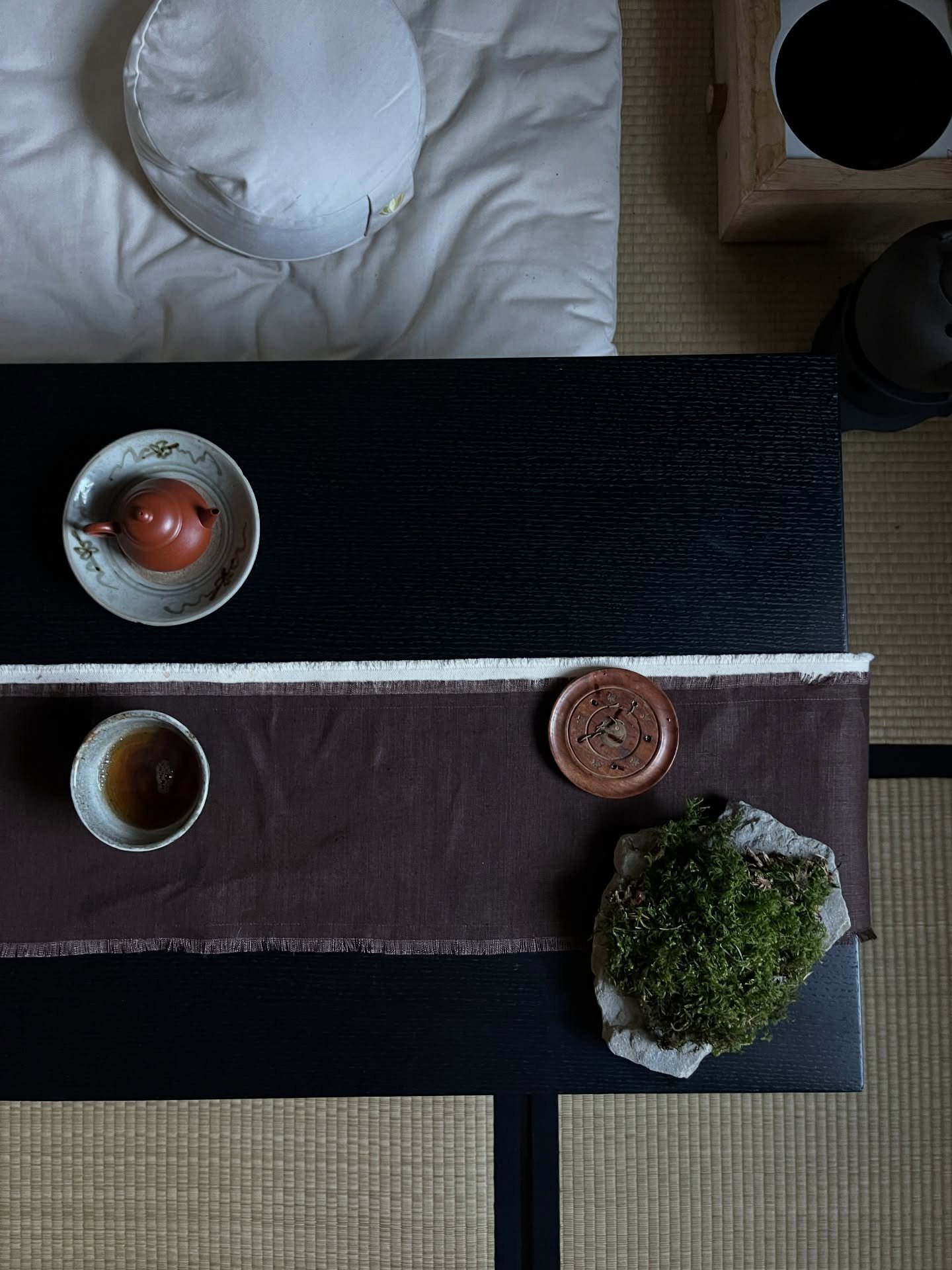 Back in the Tea Room with charcoal roasted Oolong and fresh moss.

#teasandspirit #tearoom #tatamiroom #gongfucha #teapractice