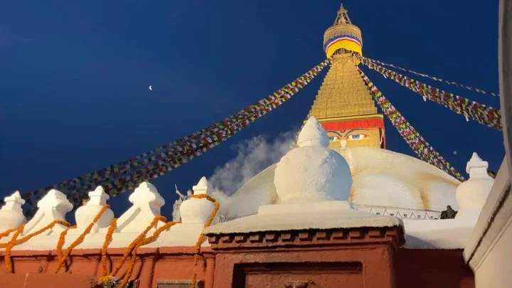 Early mornings with tea at Boudha Stupa (Kathmandu).
Some women next to me drinking tea and selling Malas. 

#teasandspirit #kathmandu #boudhastupa #teaceremony