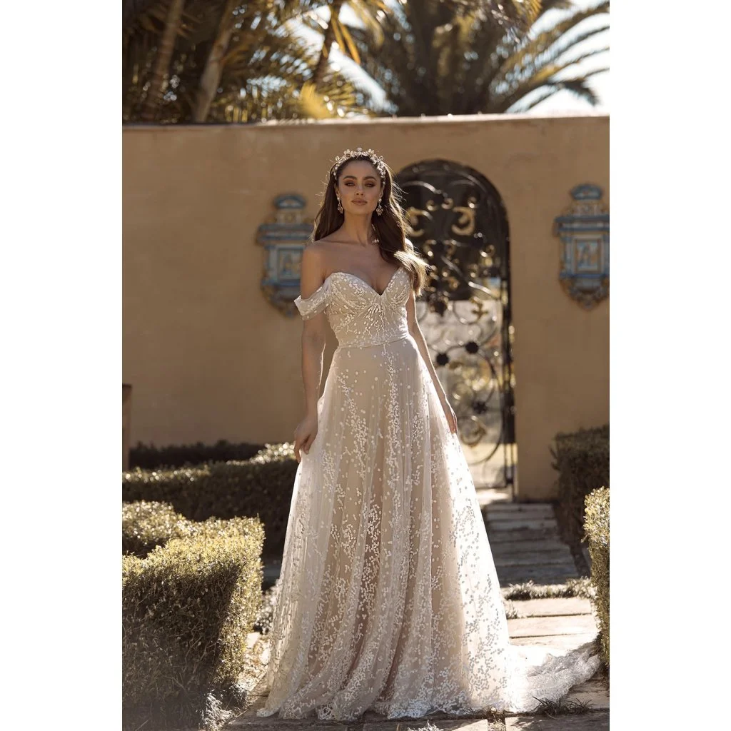 BOBBIE-ML19481-FULL-LENGTH-A-LINE-SILHOUETTE-SWEETHEART-NECKLINE-WITH-TRADITIONAL-FLORAL-LACE-AND-MIDDLE-BACK-V-SHAPE-FINISH-WEDDING-DRESS-MADI-LANE-BRIDAL3-min-1024x1024.jpg