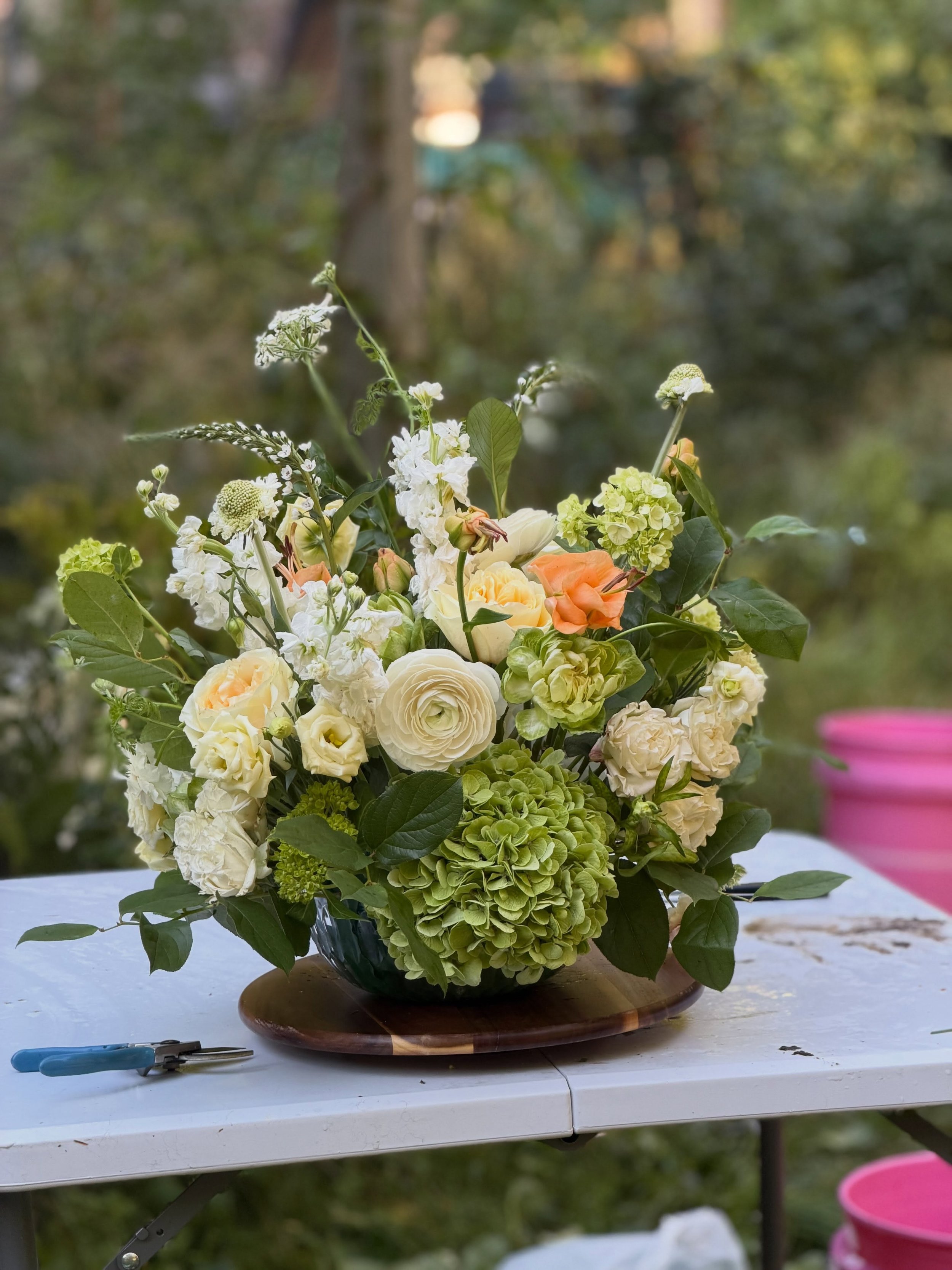 Baby shower flowers featuring the most deliciously named flower: Apricot Fudge lilies. 🍑

Soft whites, creamy roses, fresh greens, hydrangea and ranunculus, with those incredible Apricot Fudge lilies tucked in for just a little warmth.

I loved maki