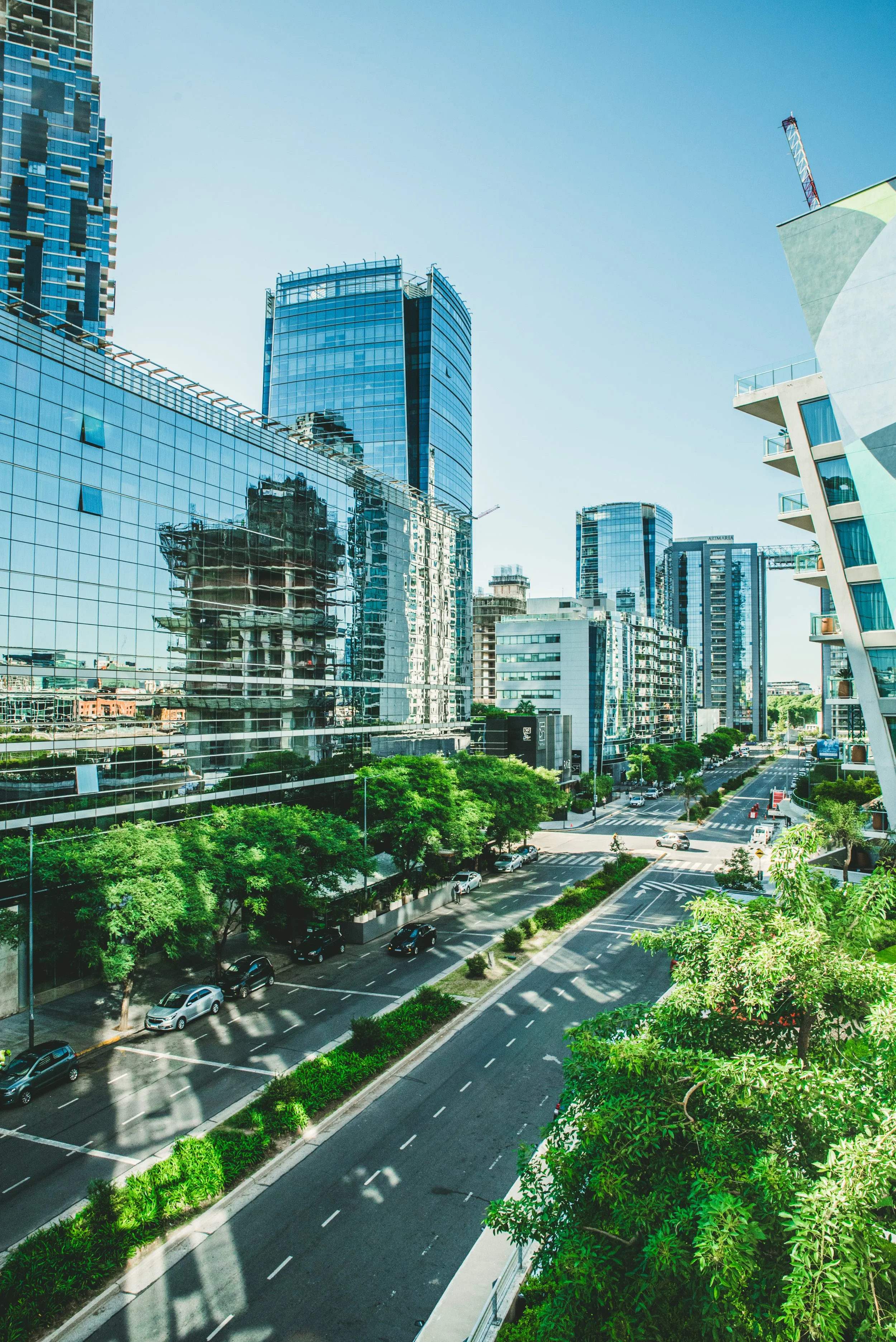 Vista aérea de las calles del centro de negocios de una ciudad, representando la planificación y los pasos necesarios para alcanzar una meta profesional.