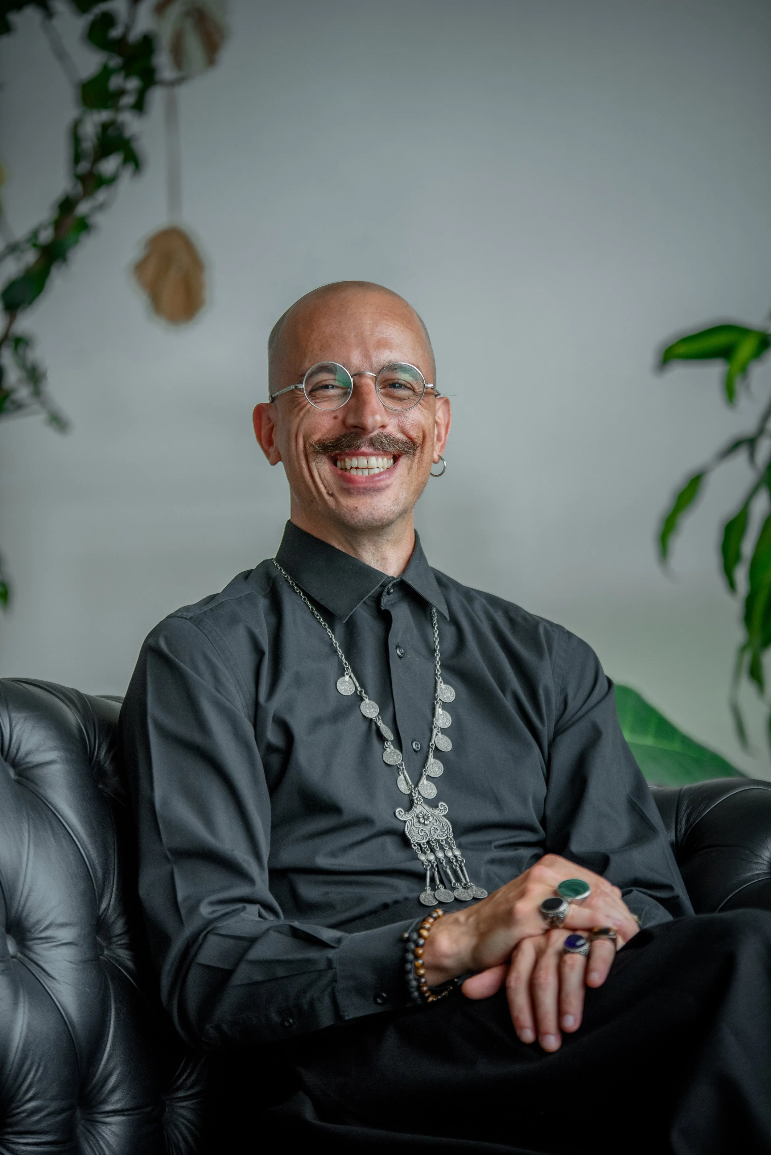 Rilind Tairi, psicólogo, mentor y creador de Psicosomatología, espacio de terapia personal y de pareja online.