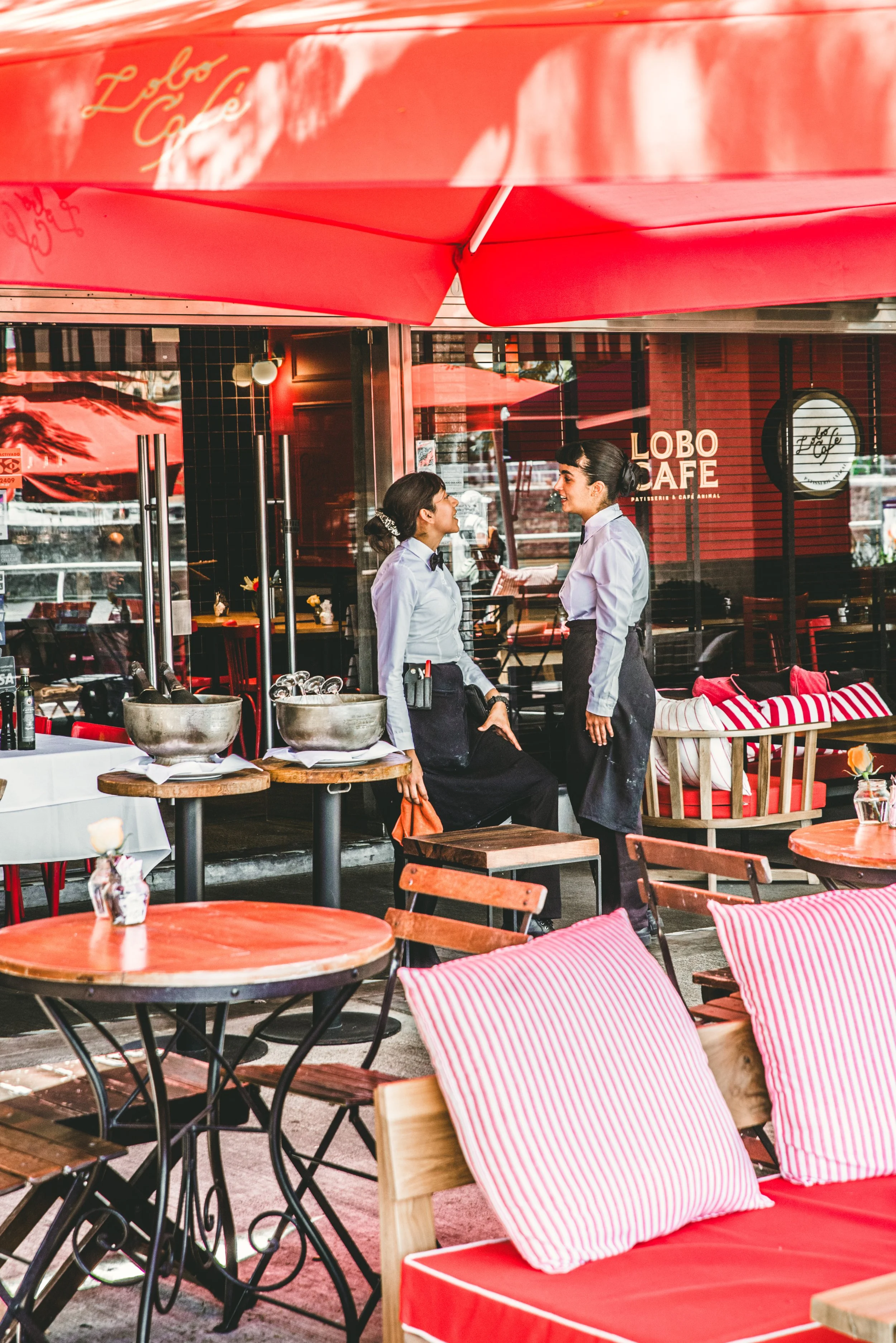 Dos trabajadoras conversando en su entorno laboral, representando la cultura de una empresa y las relaciones dentro del equipo de trabajo.
