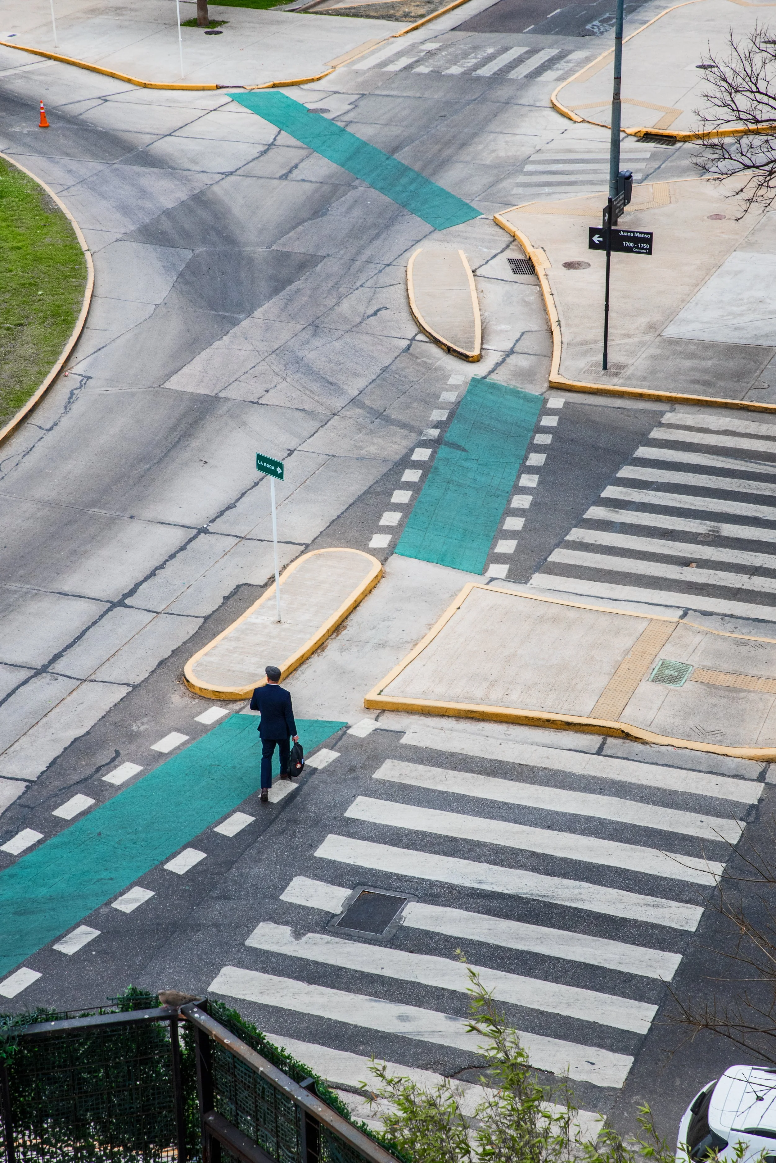 Ejecutivo caminando en el centro de negocios de una ciudad, representando el desarrollo profesional y la búsqueda de dirección en la carrera.
