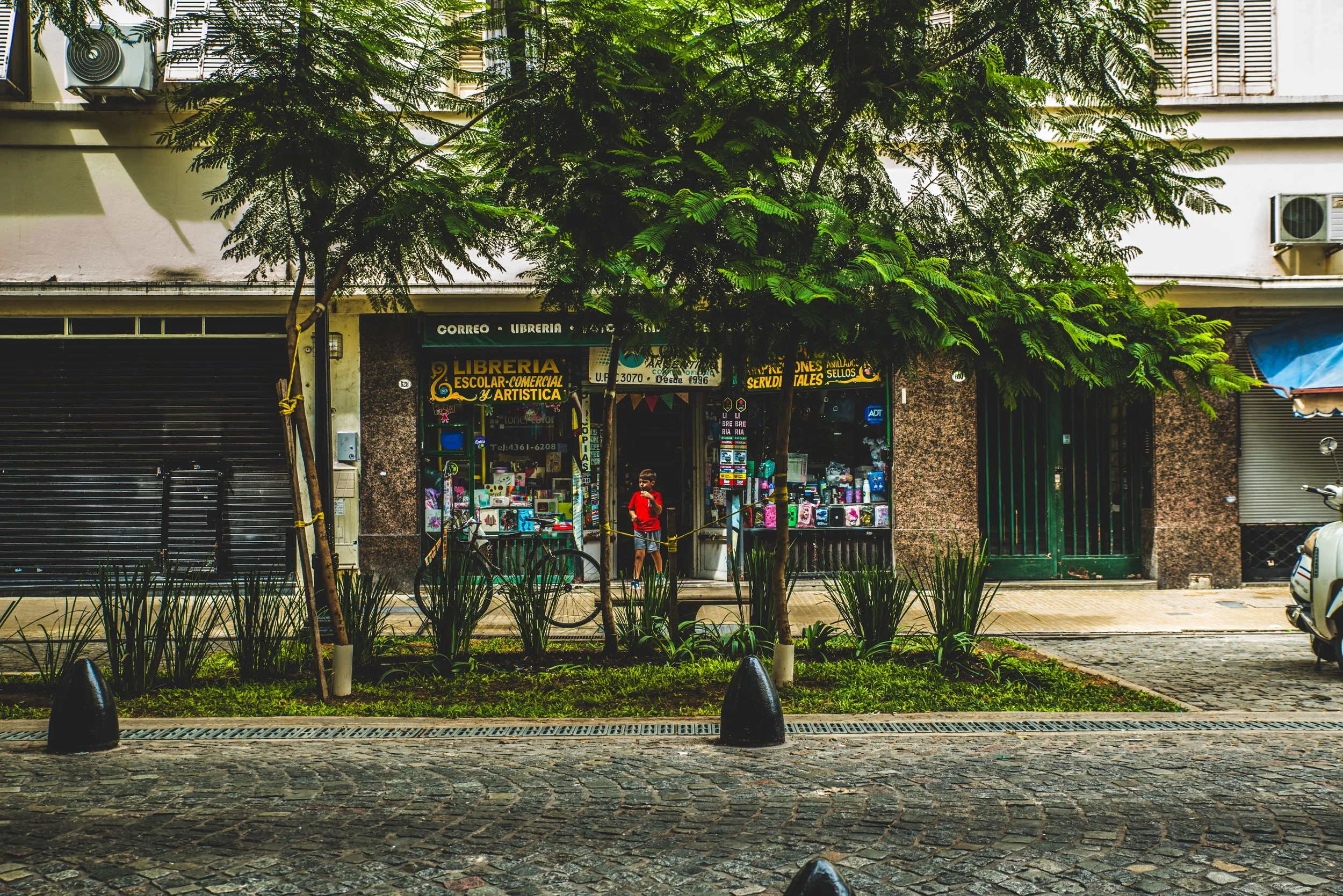 Un niño come helado solo en la entrada de un local en una calle tranquila — una imagen de calma y simplicidad, lejos del estrés laboral: por qué aparece y cómo manejarlo.