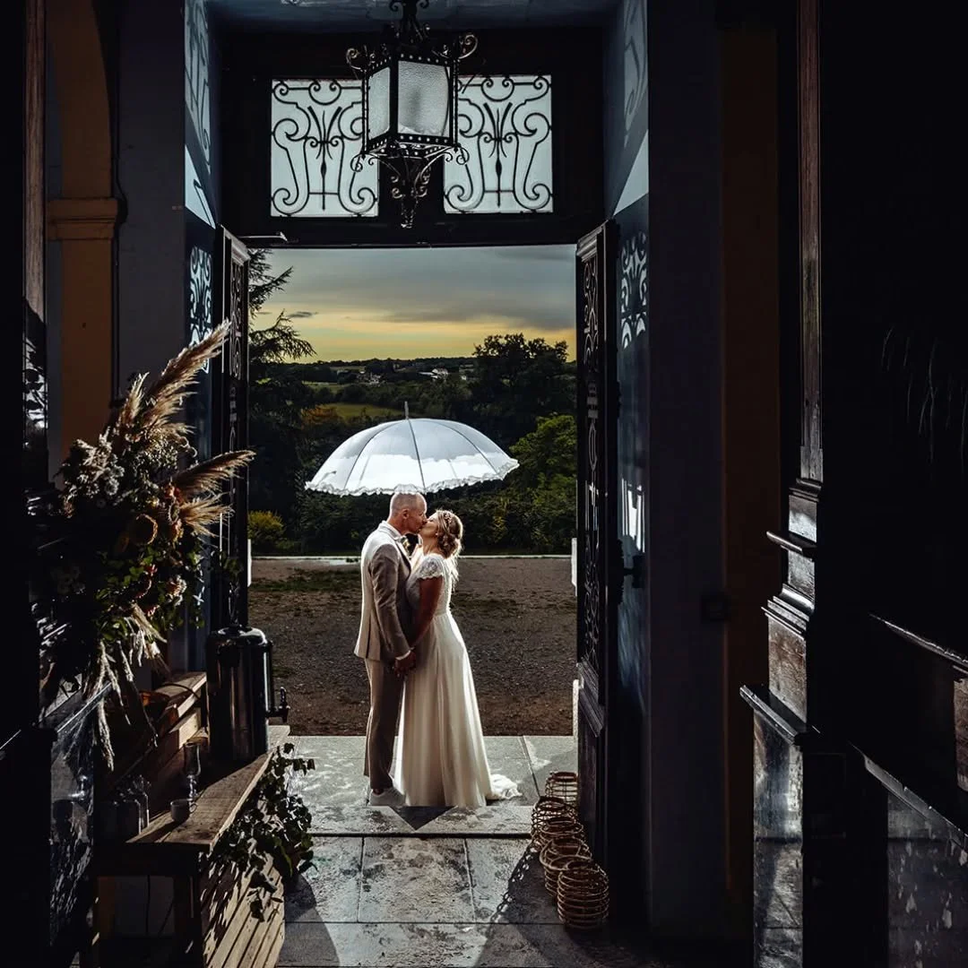 Il pleuvait mais rien ne pouvait g&acirc;cher leur mariage. 

Merci &agrave; Julien et C&eacute;cile pour leur confiance.

Merci aux prestataires pour leur magnifique travail. 

Fleuriste @mahanafleurs
Lieu @chateaudelaturmeliere
Robe de la mari&eacu