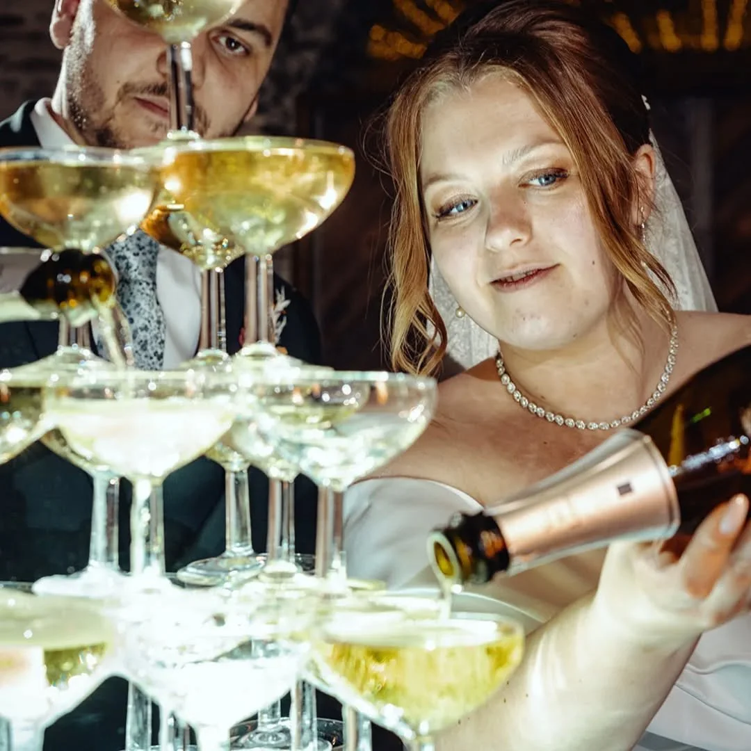 Sur un air de f&ecirc;tes de fin d'ann&eacute;e, je vous invite &agrave; d&eacute;couvrir le mariage de R&eacute;mi et B&eacute;thany, un couple franco-anglais au Manoir de la Jahoti&egrave;re.

#fontainedechampagne #mariage #photographedemariagenant