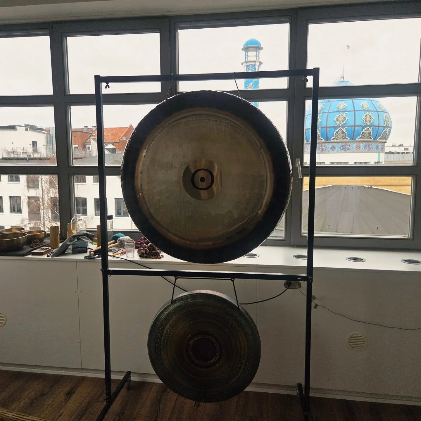 Selfcare ifa gong&amp;lydbad i aerial (stof h&aelig;ngek&oslash;je).
Bare h&aelig;nge, blide vug og lade sig omslutte af lyd 

🩷 Feel - Breathe - Be 🩷

 #yinyoga #yinyogalove #selfcare #calmness #stillness