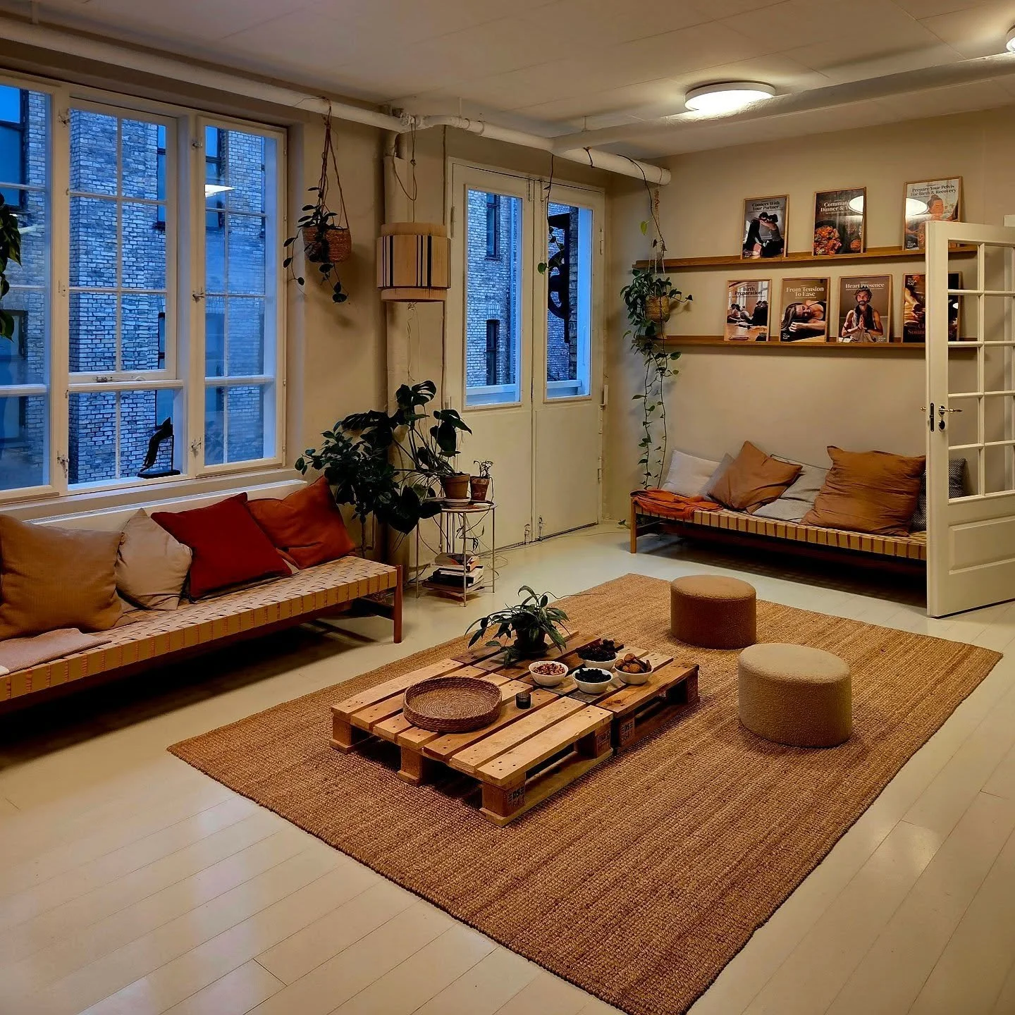 Helt fantastiske timer med sk&oslash;nne @heysarahbay til Roll &amp; Release, bl&oslash;deste yoga og self MFR

Meget tiltr&aelig;ngt self care i m&oslash;rke januar og superfed inspiration.

Heldige mig 🌸🩷

#myofascialrelease 
#selfcare