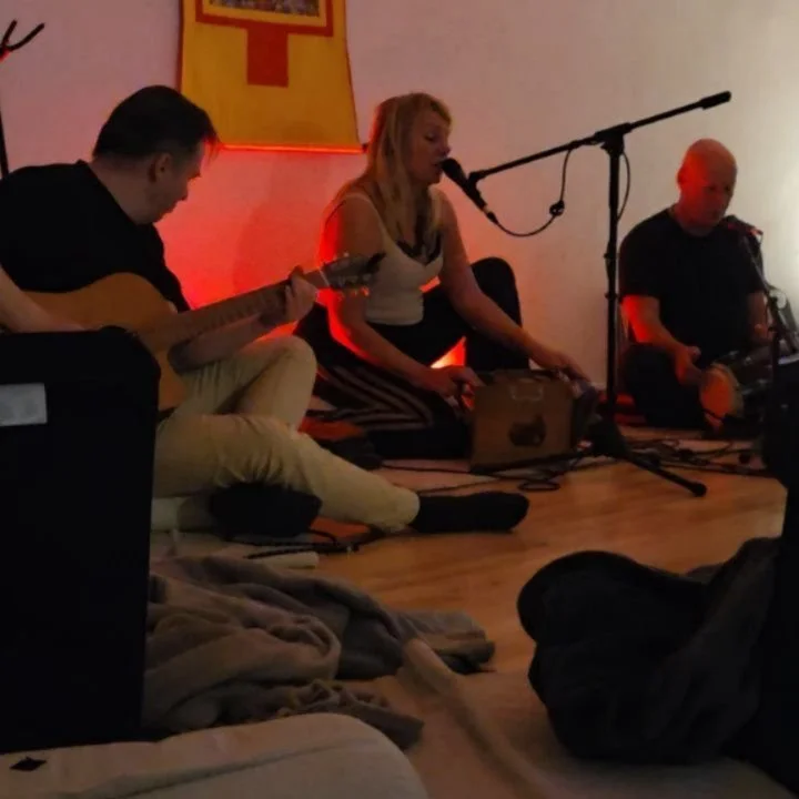 N&aring;r man egentlig skulle v&aelig;re til stand up show, men hvor hele kroppen og sindet kalder p&aring; kirtans meditative energi og samv&aelig;r 🩷🌸 🎶🎶

Fabelagtig og savnet kirtan med sk&oslash;nne sk&oslash;nne @gopianand_kirtan hos Karuna 