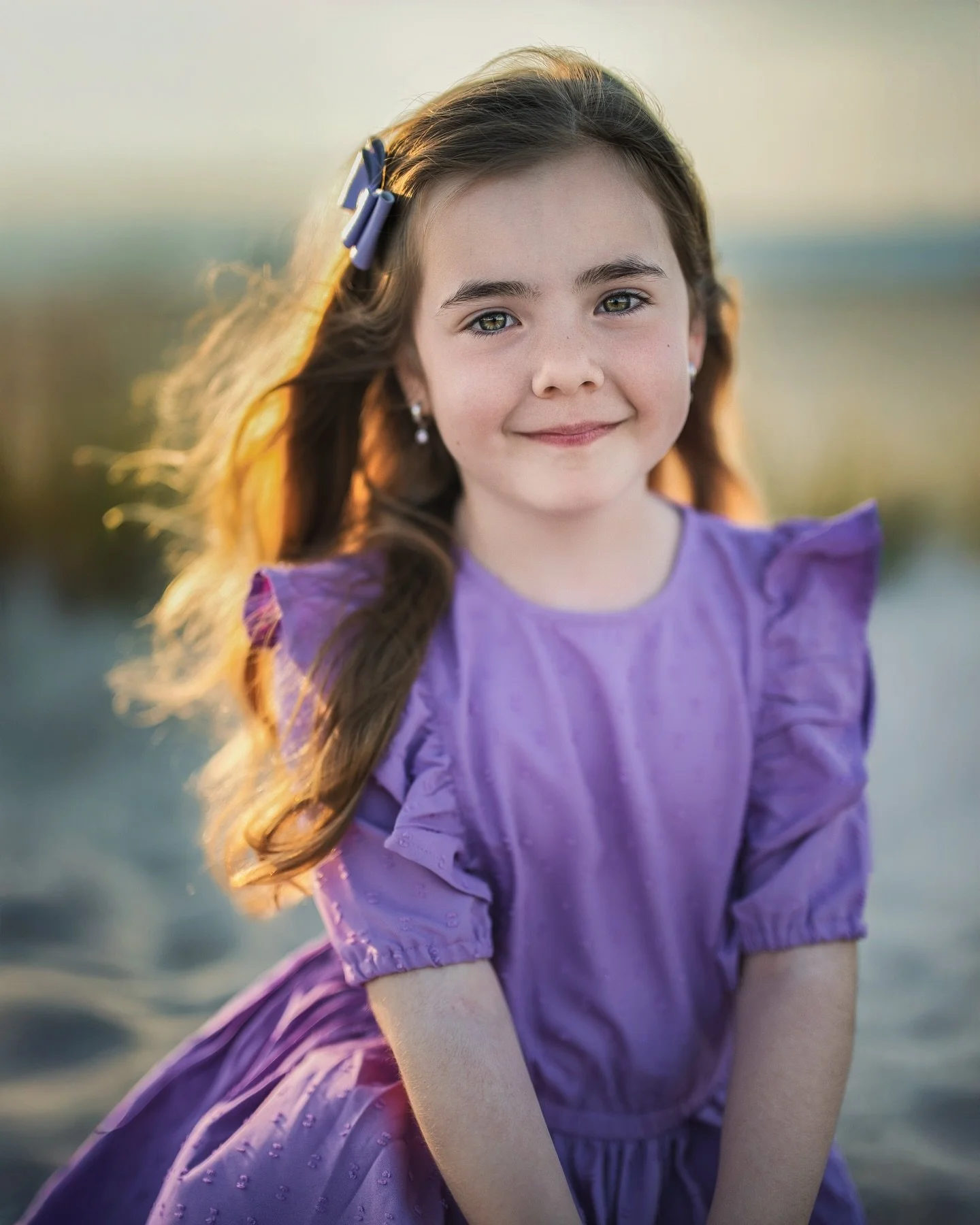 Een mooie kinderfotoshoot gedaan op het strand tijdens zonsondergang. Dit was wel een wow-momentje! De zon gaf een warme gloed en haar haren bewogen mee met de wind! 😍 Het was super leuk! 

Ik fotografeer graag kinderen; hun spontaniteit en eigenhei