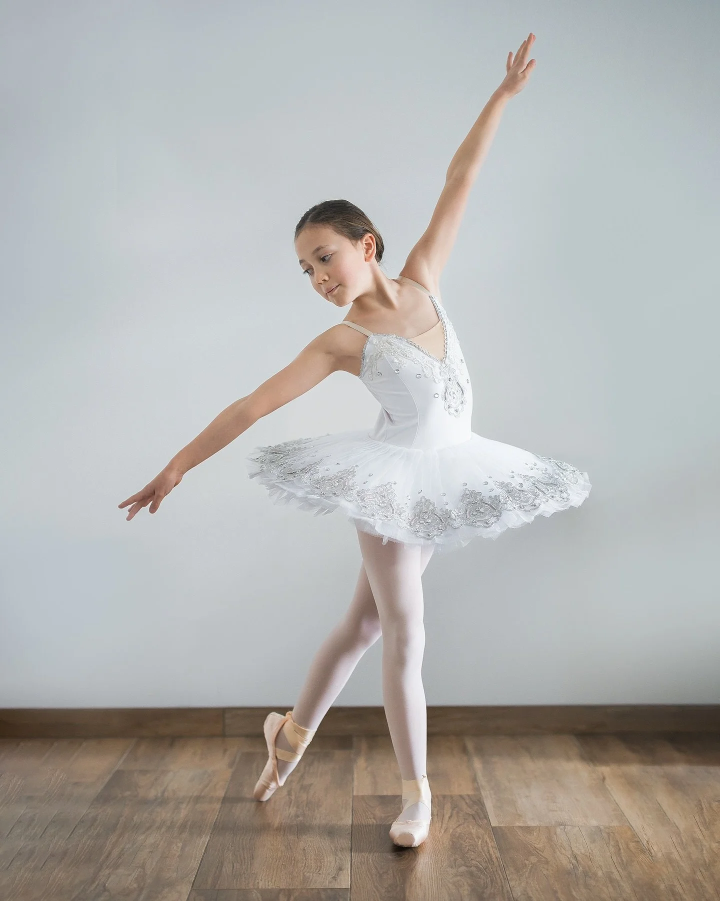 Ballerina Saar in haar prachtige tutu 🩰 Ze zag er fantastisch uit! 

#balletphotography #ballerina #tutu #kinderfotografie #childphotography #ballet #portraitphotography