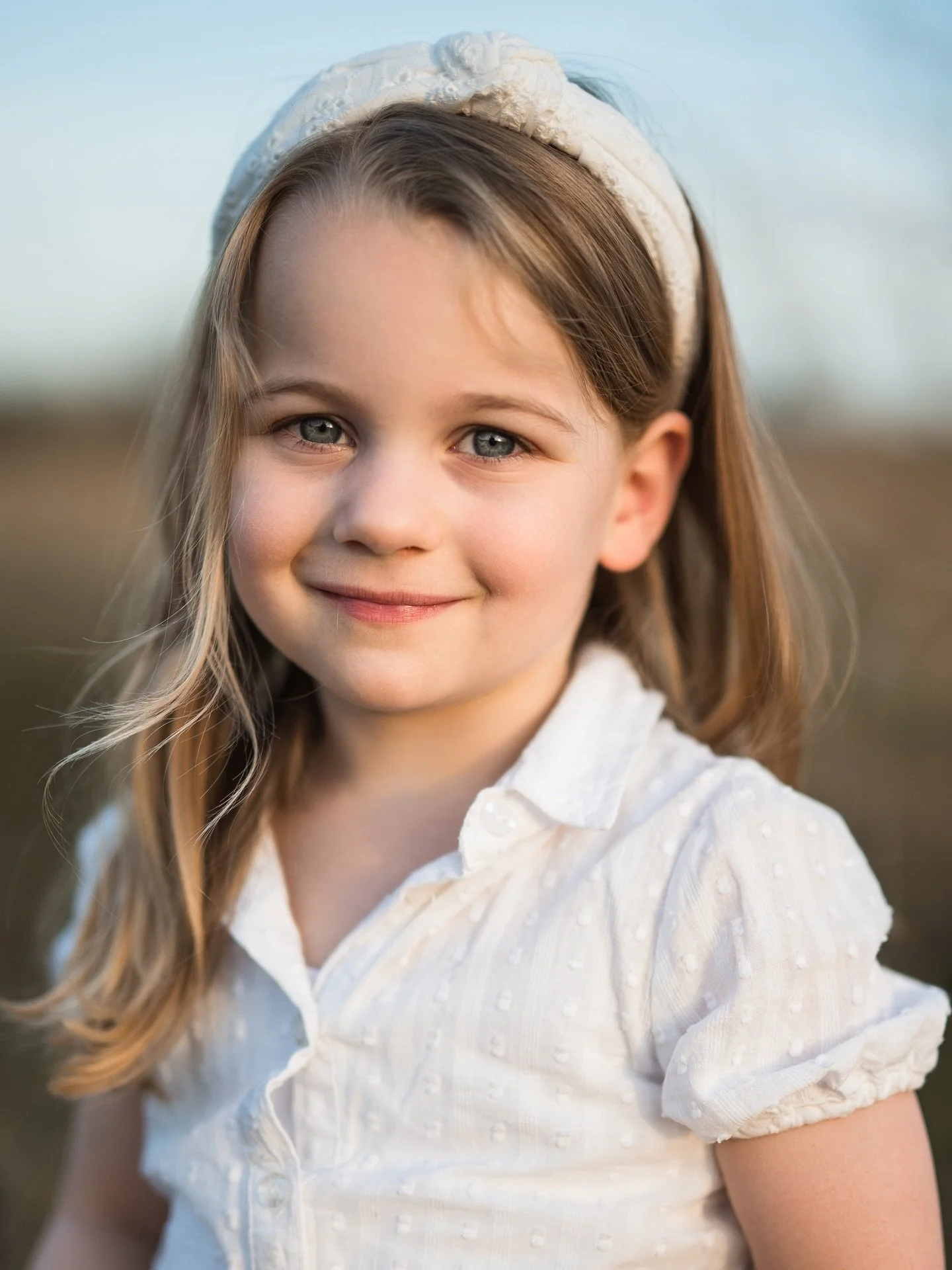 Wat een super lief meisje voor mijn lens 😍 Met dat ontspannen glimlachje en het zachte licht van de ondergaande zon werd dit moment helemaal warm en puur.

#portretfotografie #kidsphotography #kinderenvoorjecamera #portretliefde #portretfotograaf #n
