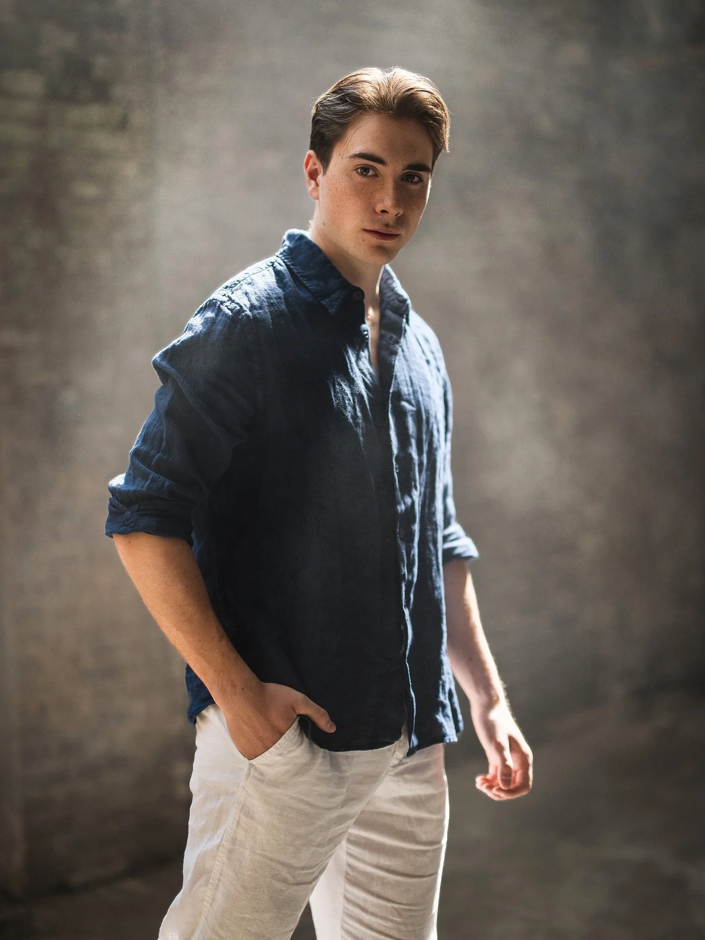 It&rsquo;s all about chasing light, shaping shadows, and showing attitude🧑🏻 📸 

#portretfotografie #portraitphotography #malemodel #malephotography #modelpose #modeloftheday #modelphotoshoot #mannelijkmodel #industrialvibes #malemodel #urbanportra