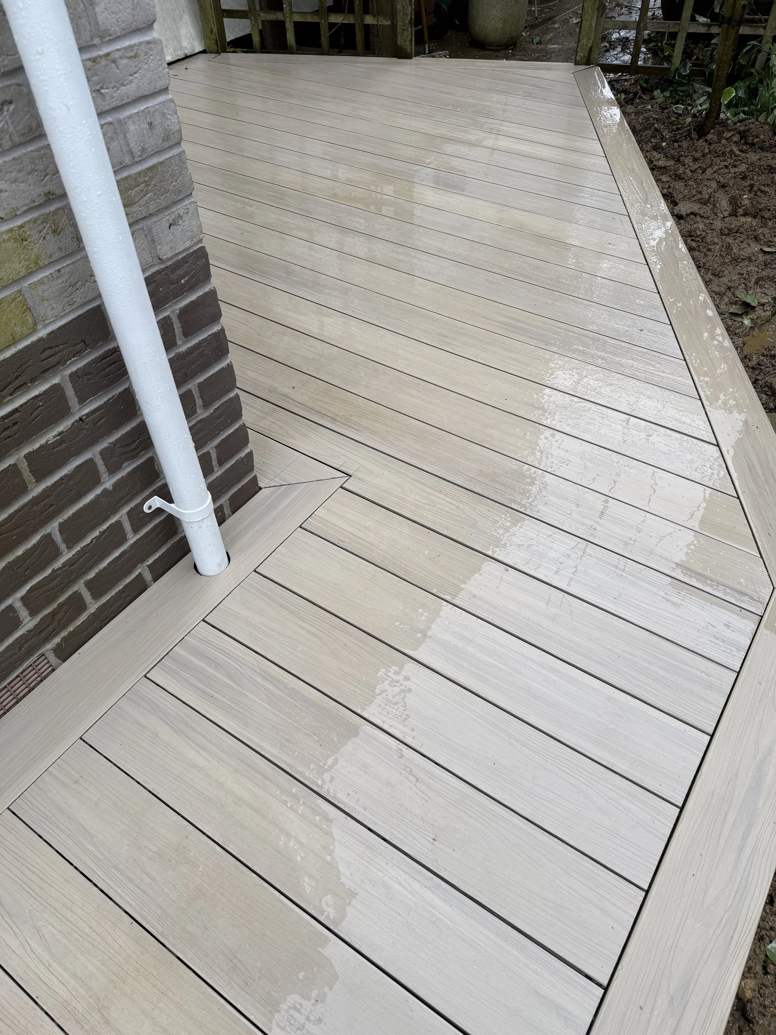 Nowoczesny taras kompozytowy w kolorze Silver Birch, łączący piękno naturalnego drewna z zaletami materiałów łatwych w utrzymaniu.
