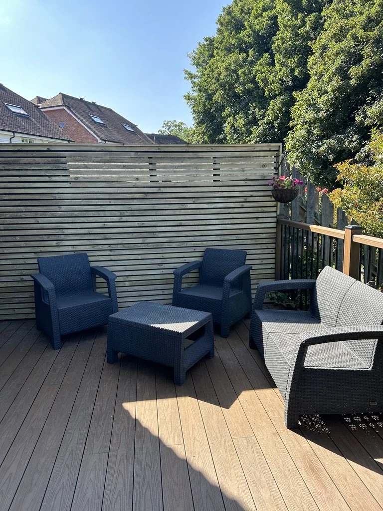 Stylowy taras kompozytowy marki NeoTimber w głębokim odcieniu czekoladowym, łączący trwałość, łatwość w utrzymaniu oraz nowoczesny, elegancki wygląd.
