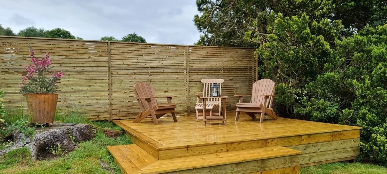 Stylowy kącik ogrodowy z tarasem ze świerkowego drewna i panelami kratownicowymi – idealne połączenie prywatności i nowoczesnego designu.
