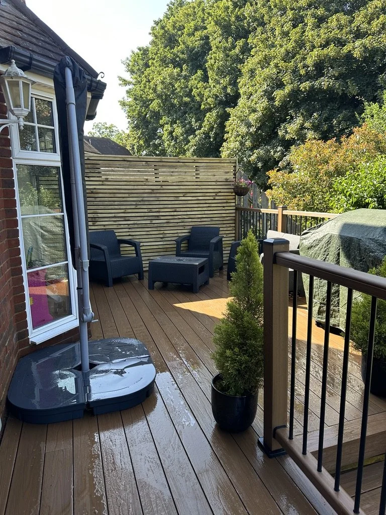 Elegancki taras na zewnątrz z tarasem kompozytowym NeoTimber w głębokim odcieniu czekoladowym. Zaprojektowany z myślą o trwałości, łatwej konserwacji oraz naturalnym wyglądzie drewna, tworzy spójną i stylową przestrzeń domu. Idealny do relaksu i spot