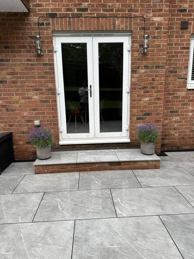 Elegancka szara płytka porcelanowa, łącząca nowoczesny styl z trwałością. Jej antypoślizgowa i odporna na warunki atmosferyczne powierzchnia zapewnia bezpieczeństwo i długowieczność, co czyni ją idealnym rozwiązaniem zarówno do wnętrz, jak i na zewną