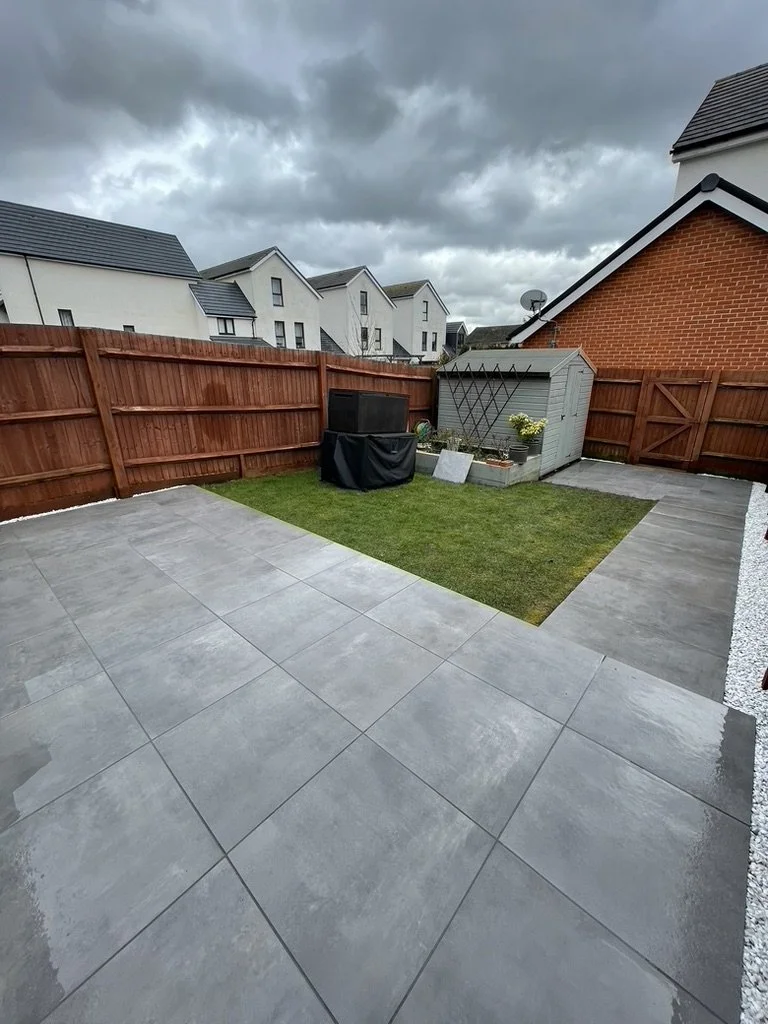 Elegancki szary taras z porcelany – nowoczesny, trwały i łatwy w utrzymaniu, idealny do współczesnej przestrzeni na zewnątrz.
