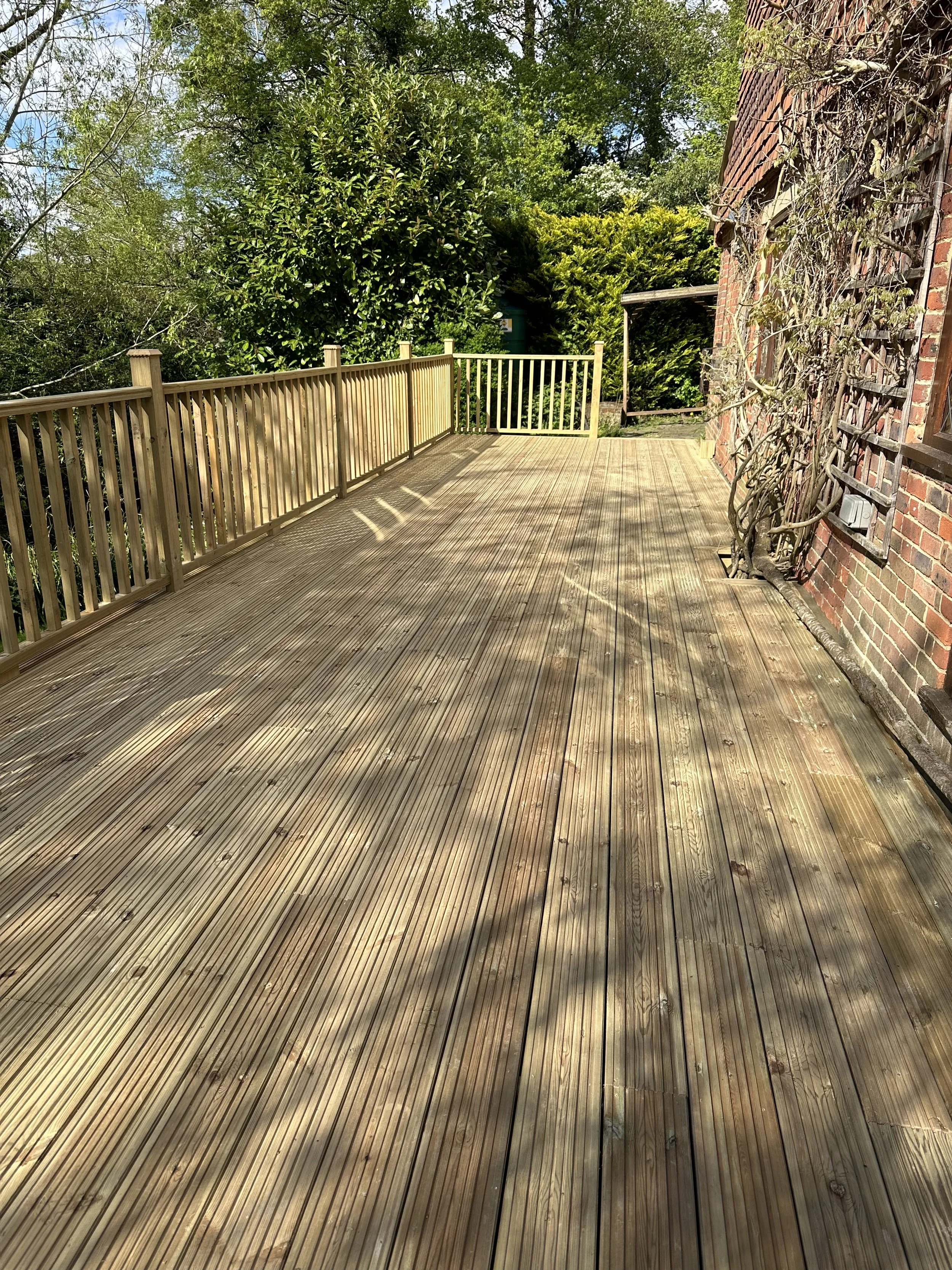 Taras ze świerkowego drewna – naturalne i ekonomiczne rozwiązanie, zapewniające ciepły, klasyczny wygląd przestrzeni na zewnątrz