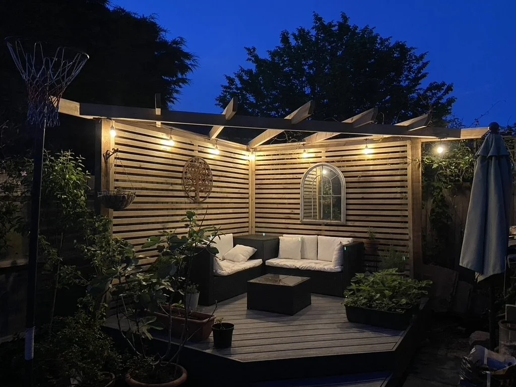 Stylowy kącik ogrodowy z tarasem kompozytowym, panelami kratownicowymi oraz indywidualnie zaprojektowaną trójkątną pergolą – idealne połączenie prywatności i nowoczesnego designu.
