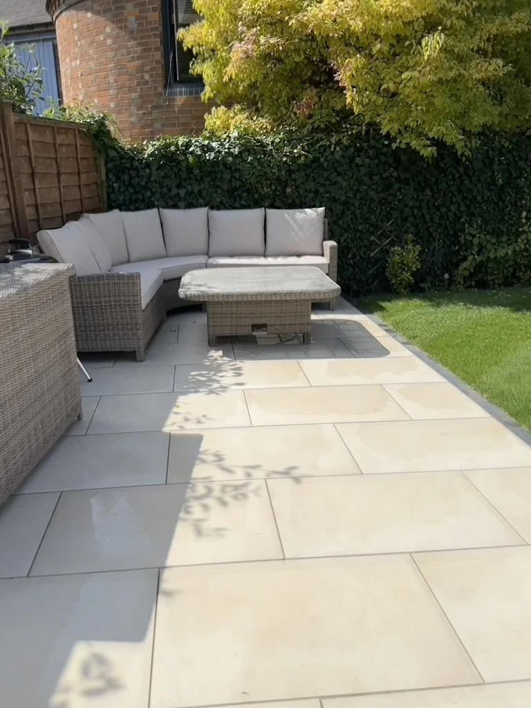 Jasna i luksusowa przestrzeń na zewnątrz z dużymi kremowymi płytami porcelanowymi, łącząca estetykę z trwałością dla długotrwałego efektu.
