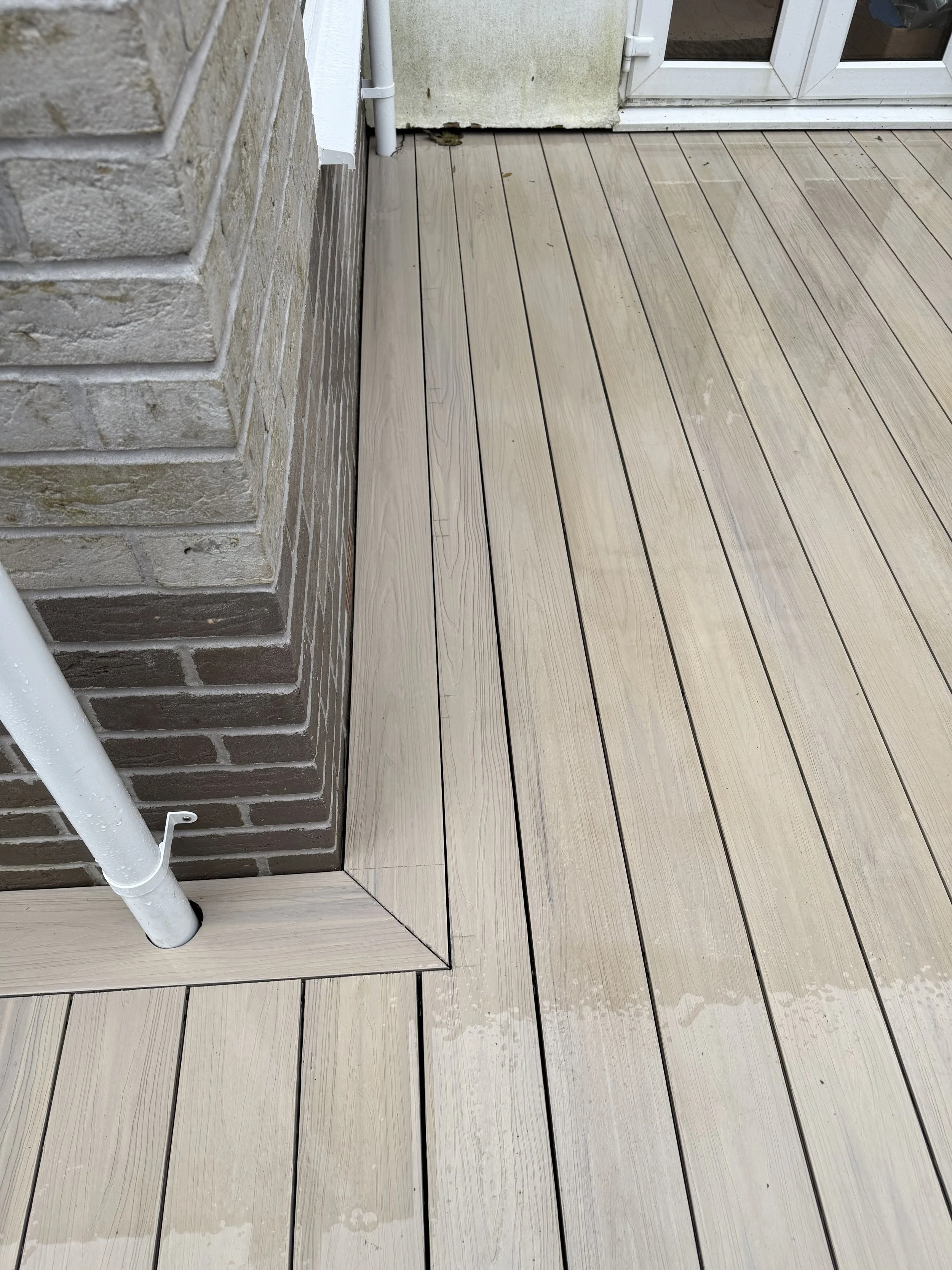 Elegancki taras kompozytowy w kolorze Silver Birch, łączący nowoczesną estetykę z naturalnym wyglądem. Trwały, odporny na warunki atmosferyczne i idealny do stworzenia stylowej przestrzeni na zewnątrz.
