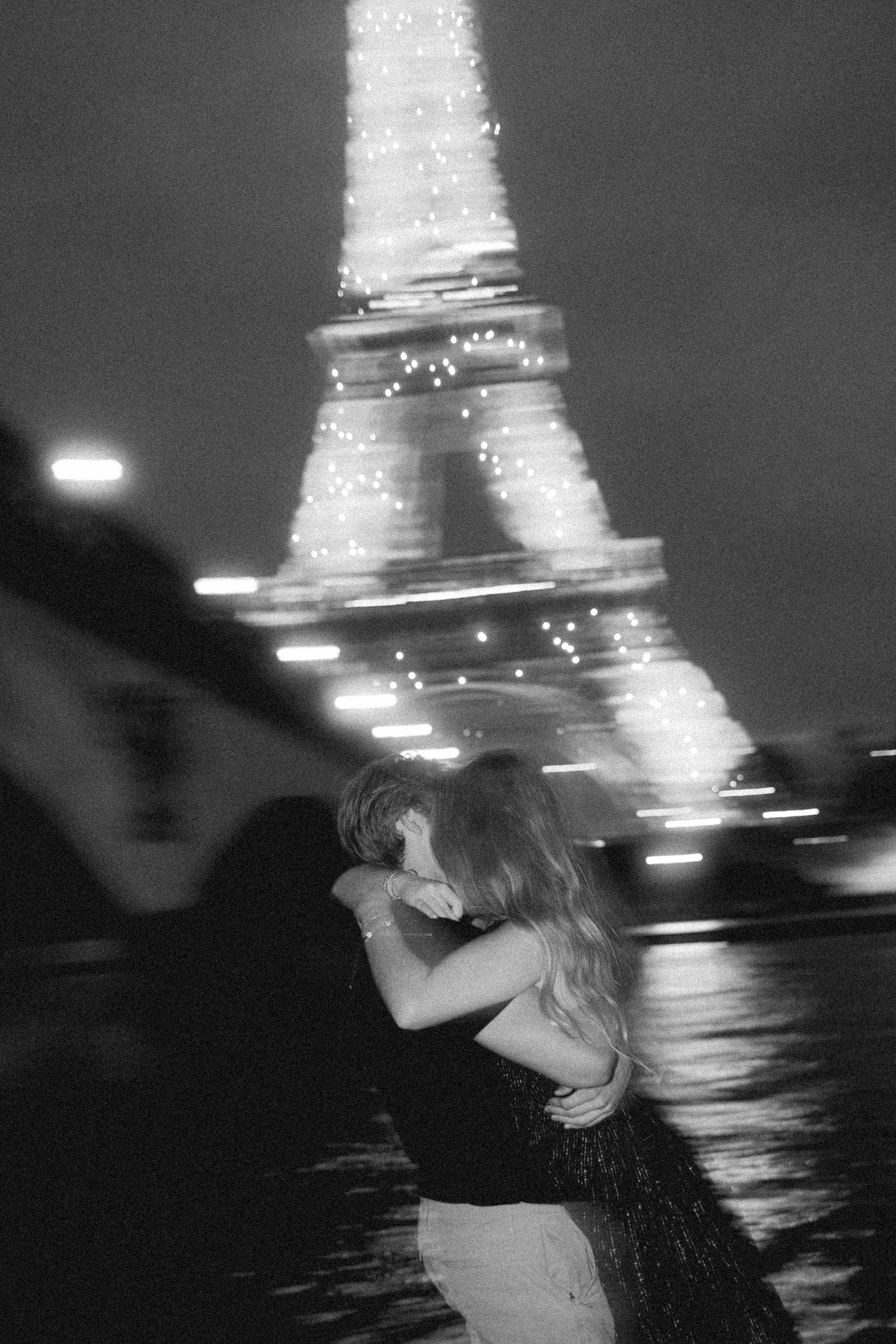 eiffel tower proposal photographer in paris-4.jpg