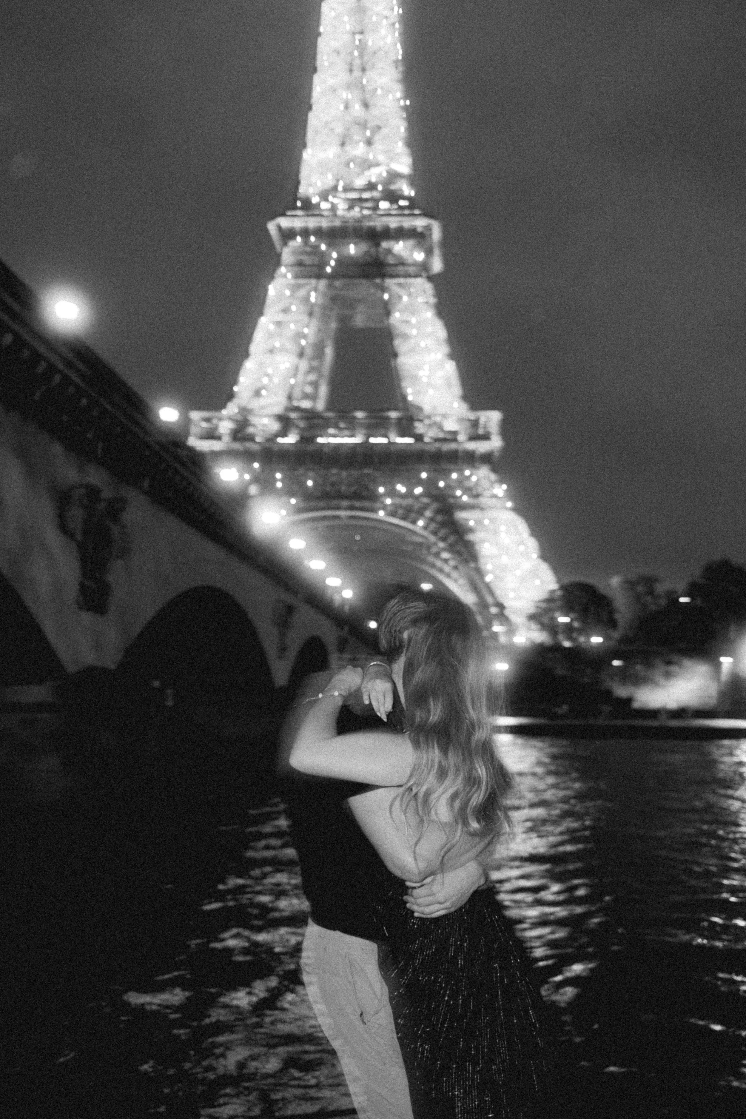 eiffel tower proposal photographer in paris-5.jpg