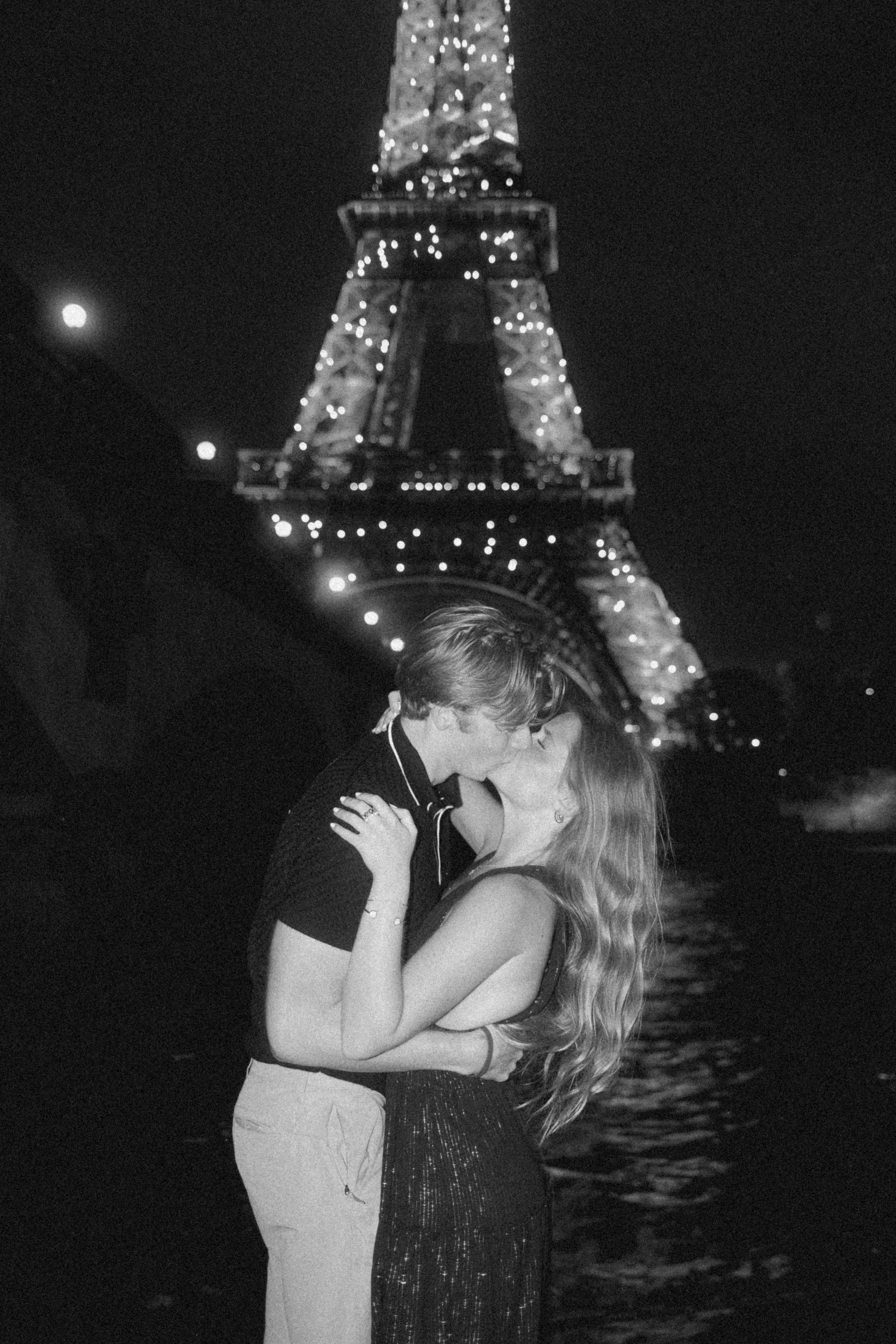 eiffel tower proposal photographer in paris-7.jpg