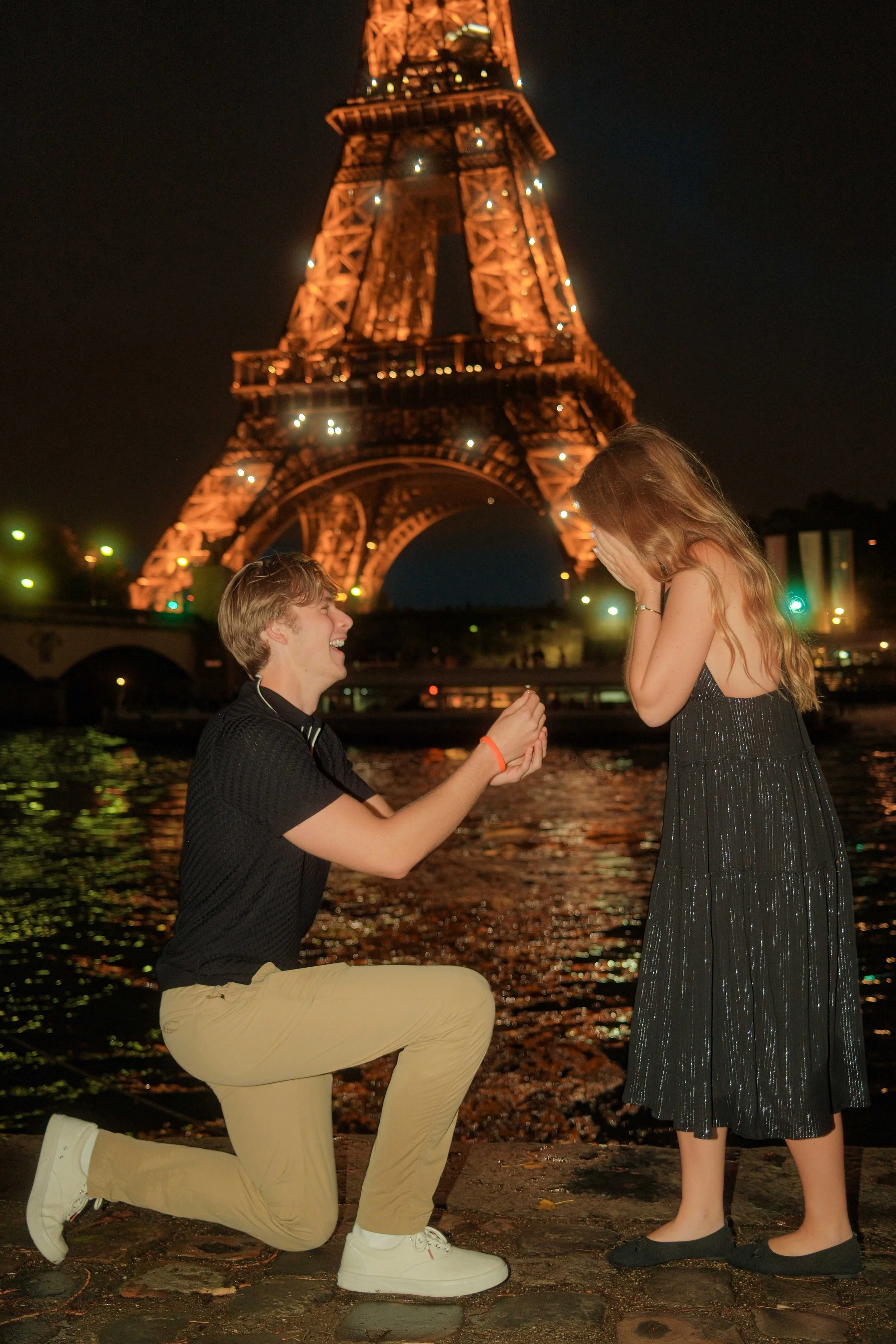eiffel tower proposal photographer in paris-8.jpg