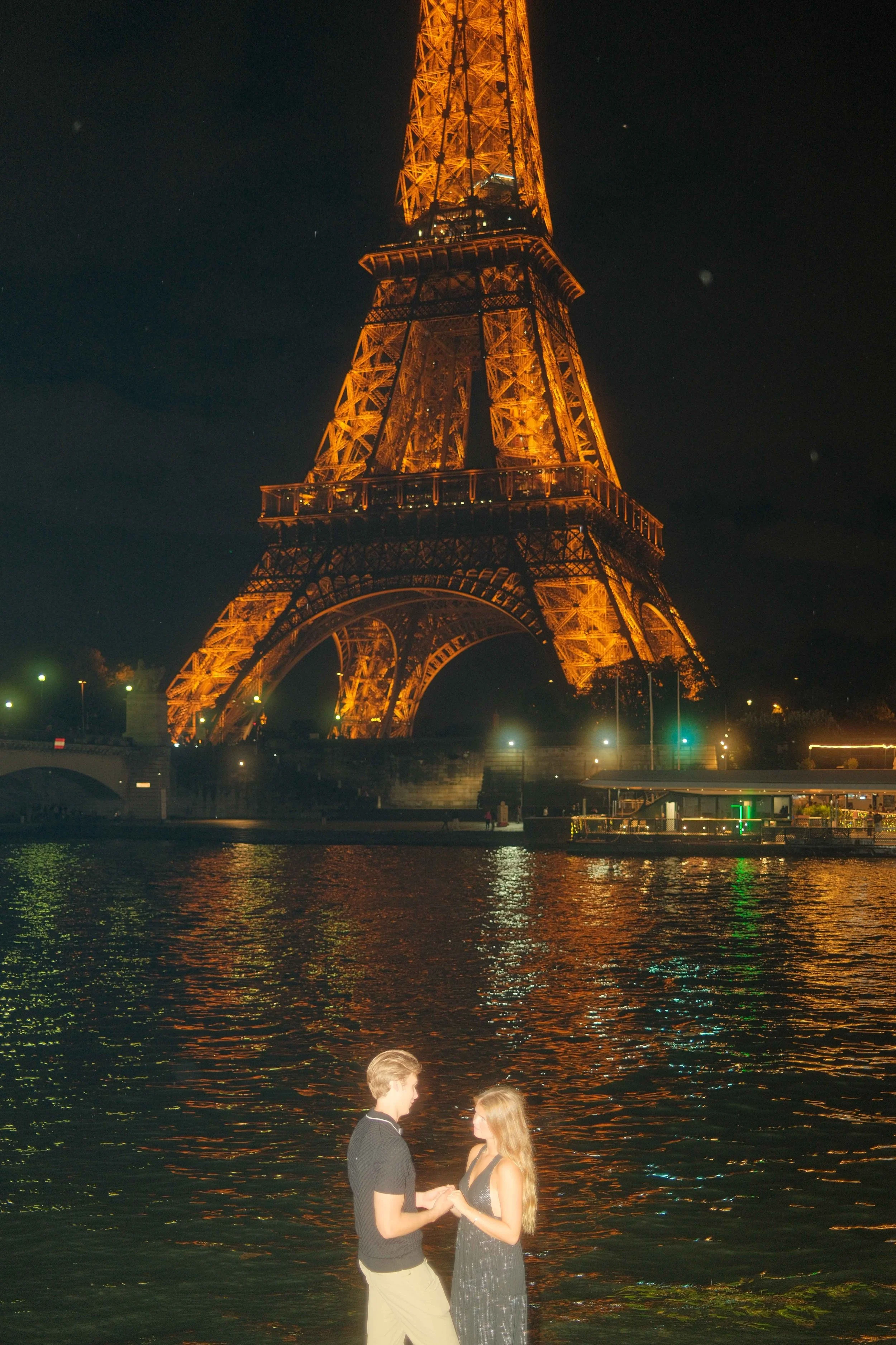 eiffel tower proposal photographer in paris-29.jpg