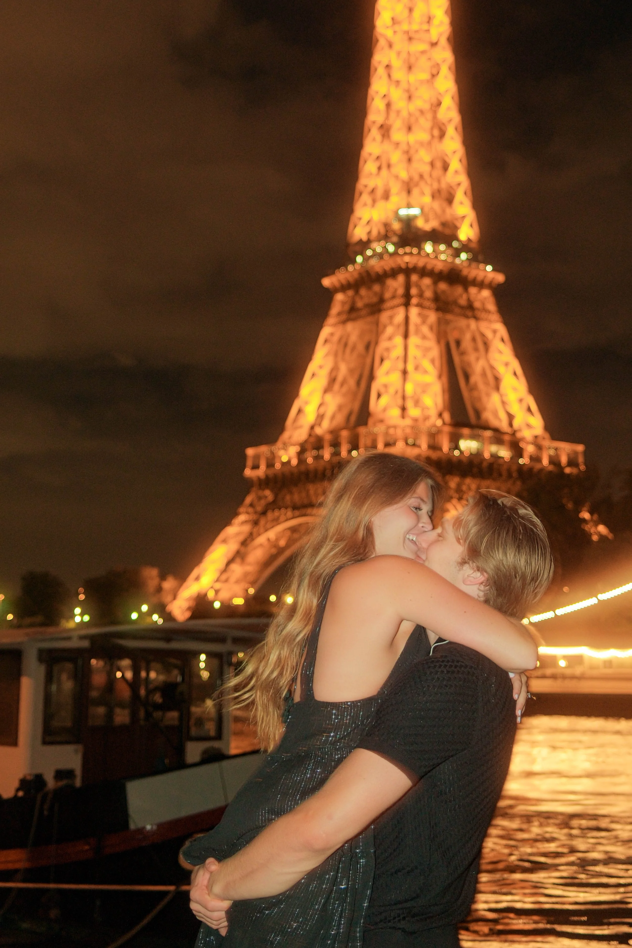 eiffel tower proposal photographer in paris-34.jpg