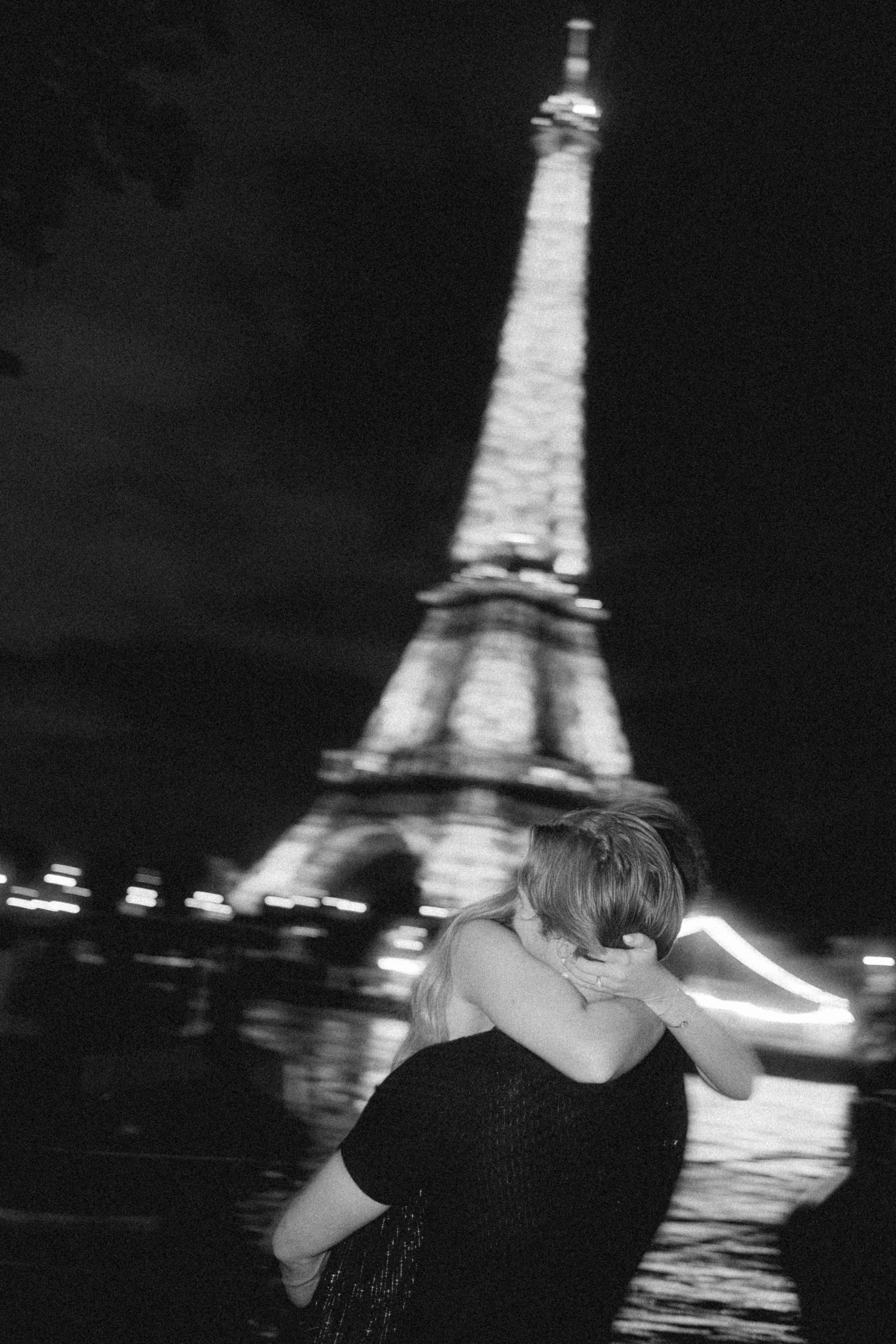 eiffel tower proposal photographer in paris-37.jpg