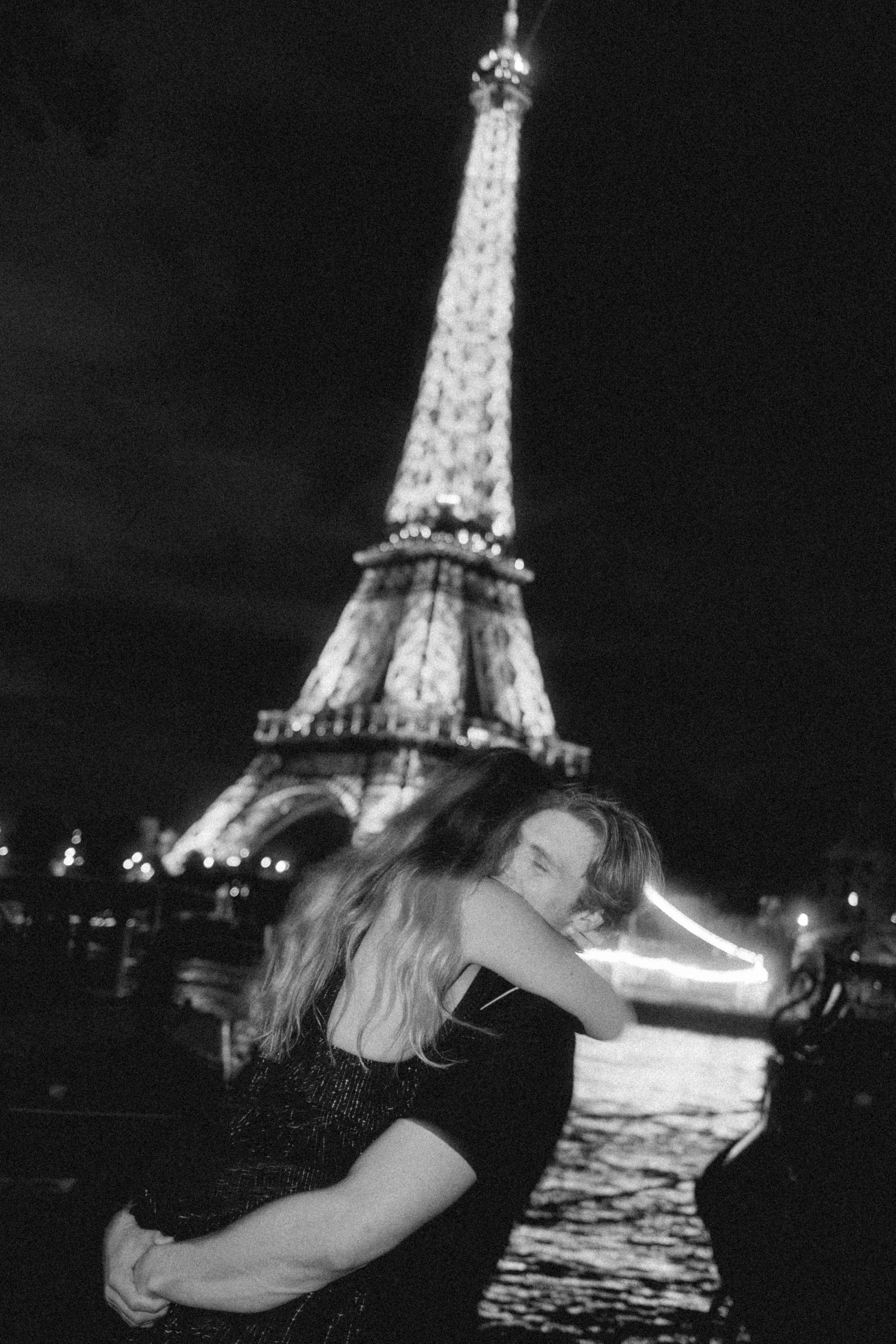 eiffel tower proposal photographer in paris-38.jpg