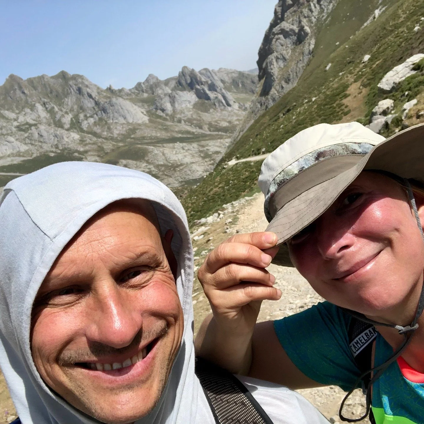 Cielos inmensos, monta&ntilde;as a&uacute;n m&aacute;s grandes. 🏔️
La aventura de hoy: una ruta desde Sotres, uno de los pueblos m&aacute;s altos de los Picos de Europa. Senderos infinitos, picos impresionantes y esa sensaci&oacute;n de sentirse muy