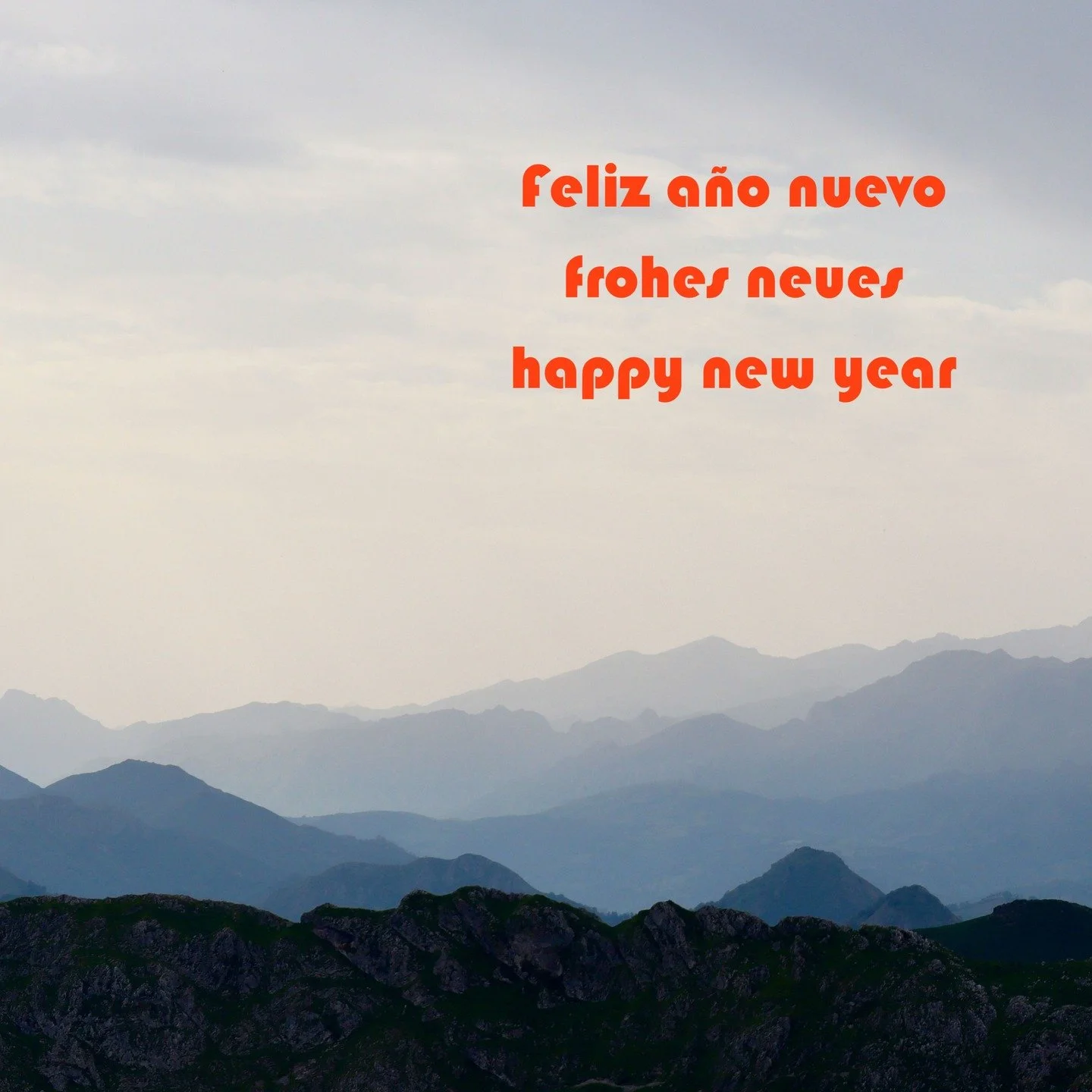 Que este sea un a&ntilde;o pac&iacute;fico. Con mucha luz, momentos tranquilos, aventura, salud y amor. 
Lass das neue Jahr ein friedliches sein, voll Licht, ruhigen Momenten, voll Abenteuer, Gesundheit und Liebe.
May this be a peaceful one with lots
