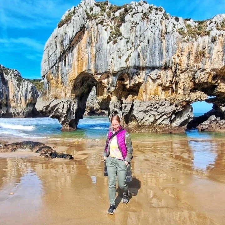 Sabes que est&aacute;s en Asturias cuando&hellip; es febrero y la playa est&aacute; llena de vida. El sol en la cara, la sal en el aire, el mar dibujando caminos entre las rocas, y todos afuera, disfrutando simplemente de la naturaleza. 🌊☀️ @turismo