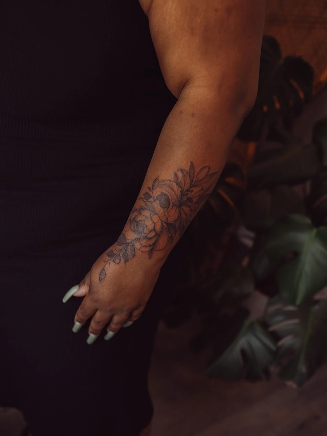 Love when it creeps onto the hand 🤭

#finelinetattoo #finelinefloral #ohiotattooers