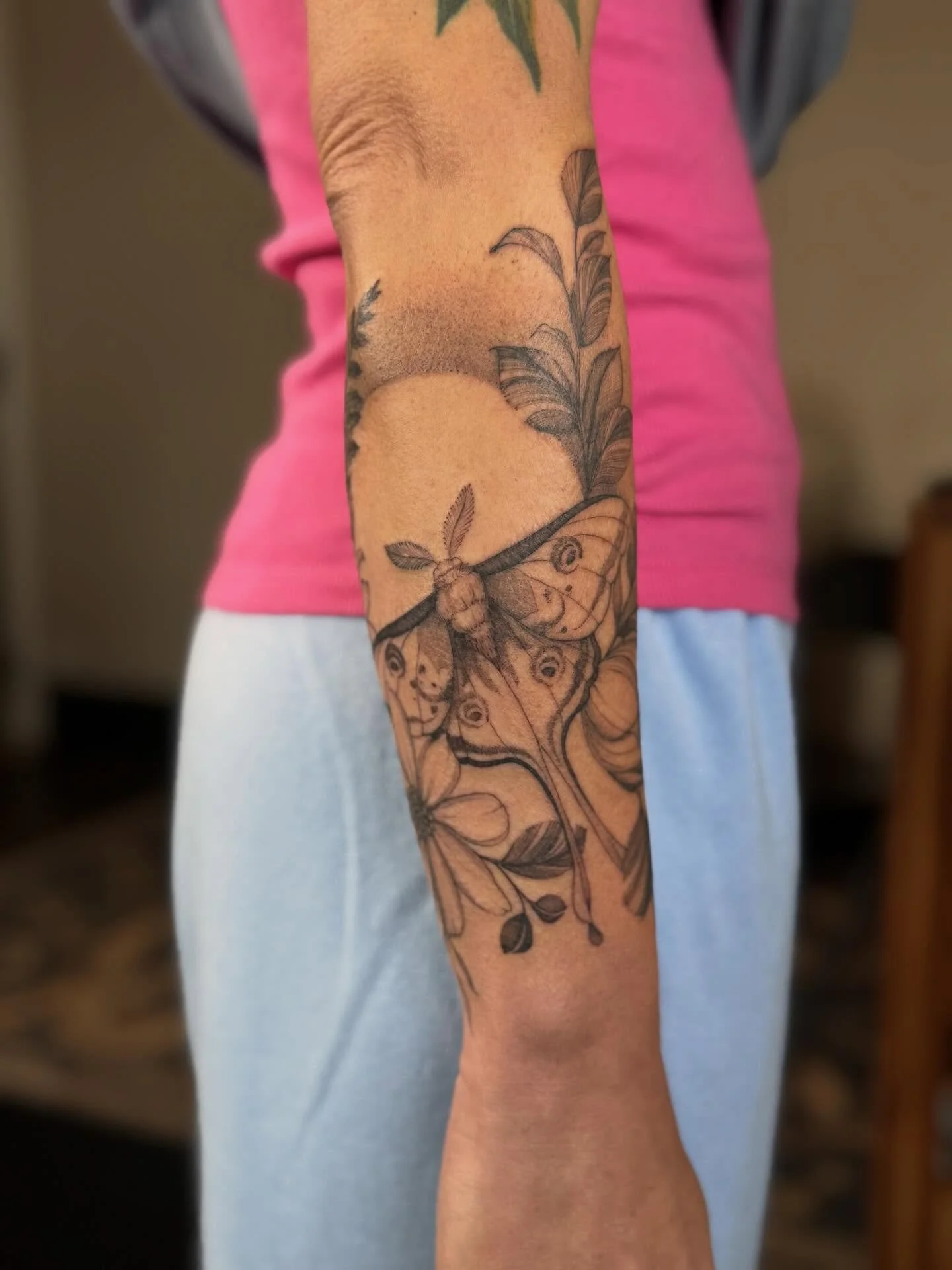 lil luna moon gap filler 🤭

i loveeeee bugga buggas 🌿

#finelinefloral #ohiotattooers #lunamothtattoo