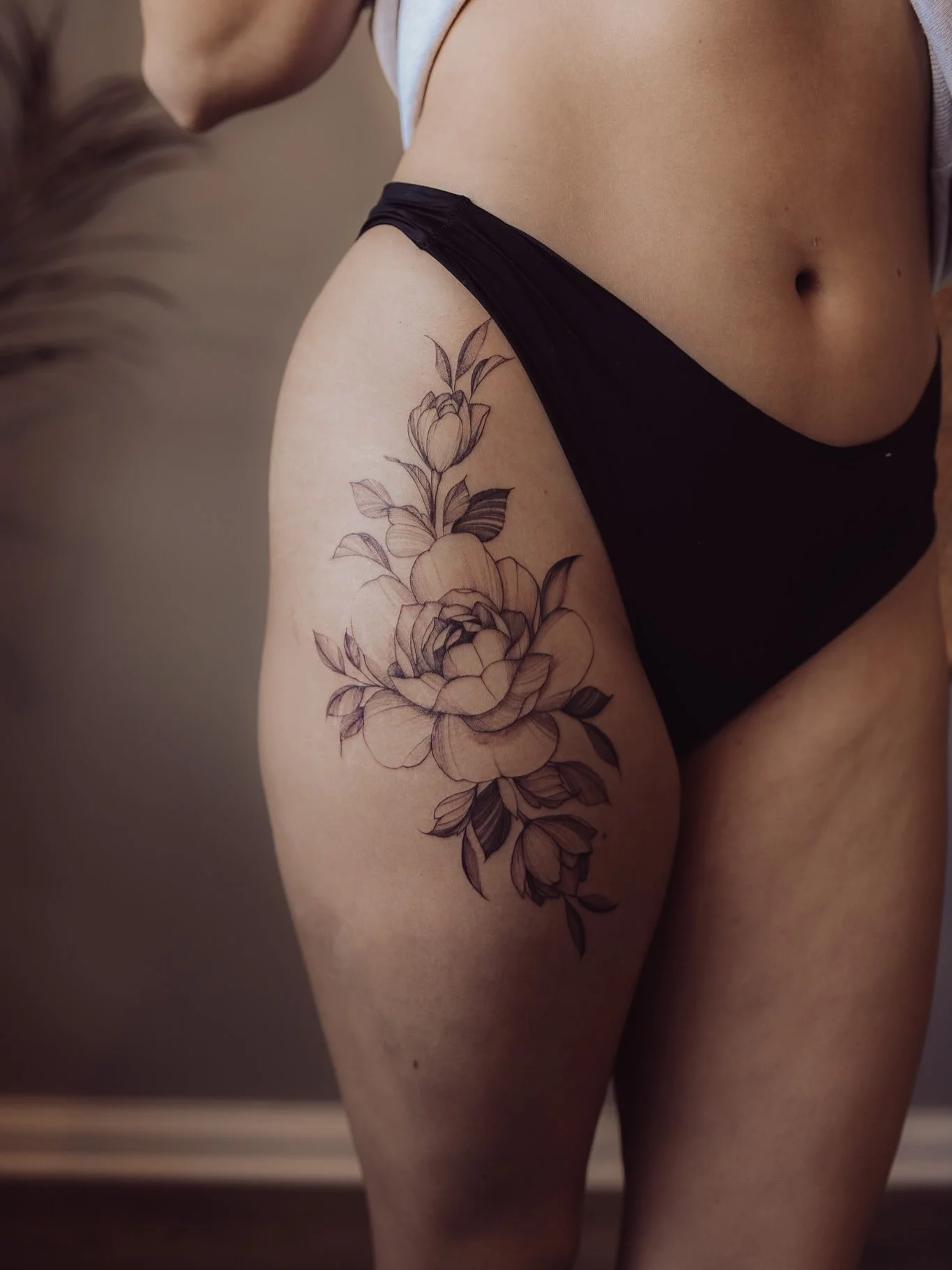 It&rsquo;s magic how it all moves with the body&hellip;.

#finelinetattoos #finelinefloral #ohiotattooers #peonytattoo #thightattoo
