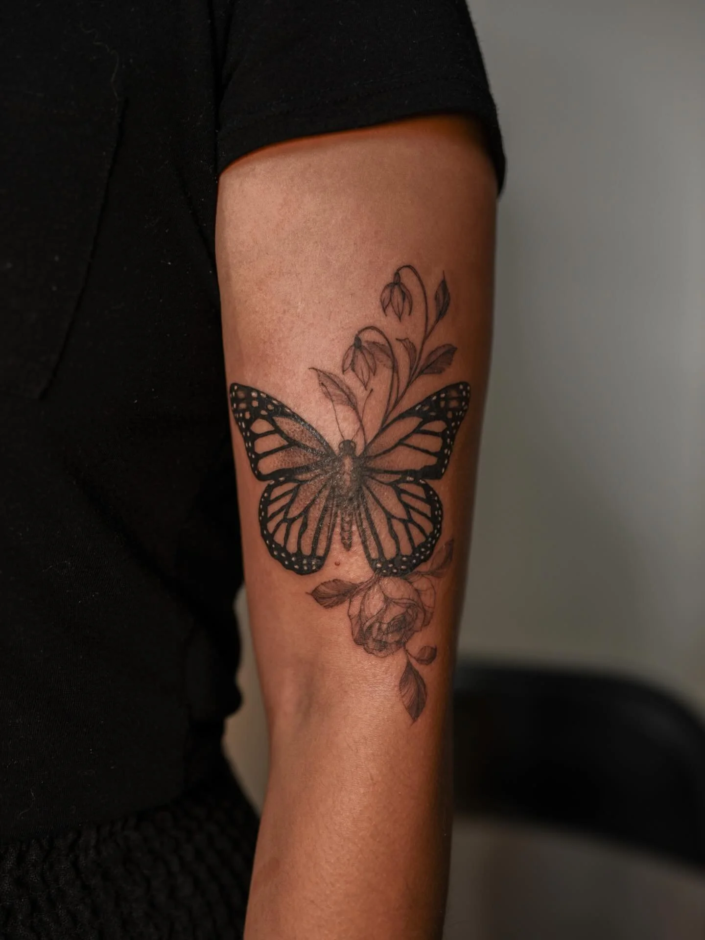 for her abuelo and her children&hellip;a true full circle of life 🫶🏼

#mexico #memorialtattoo #finelinefloral #monarchtattoo #ohiotattooers