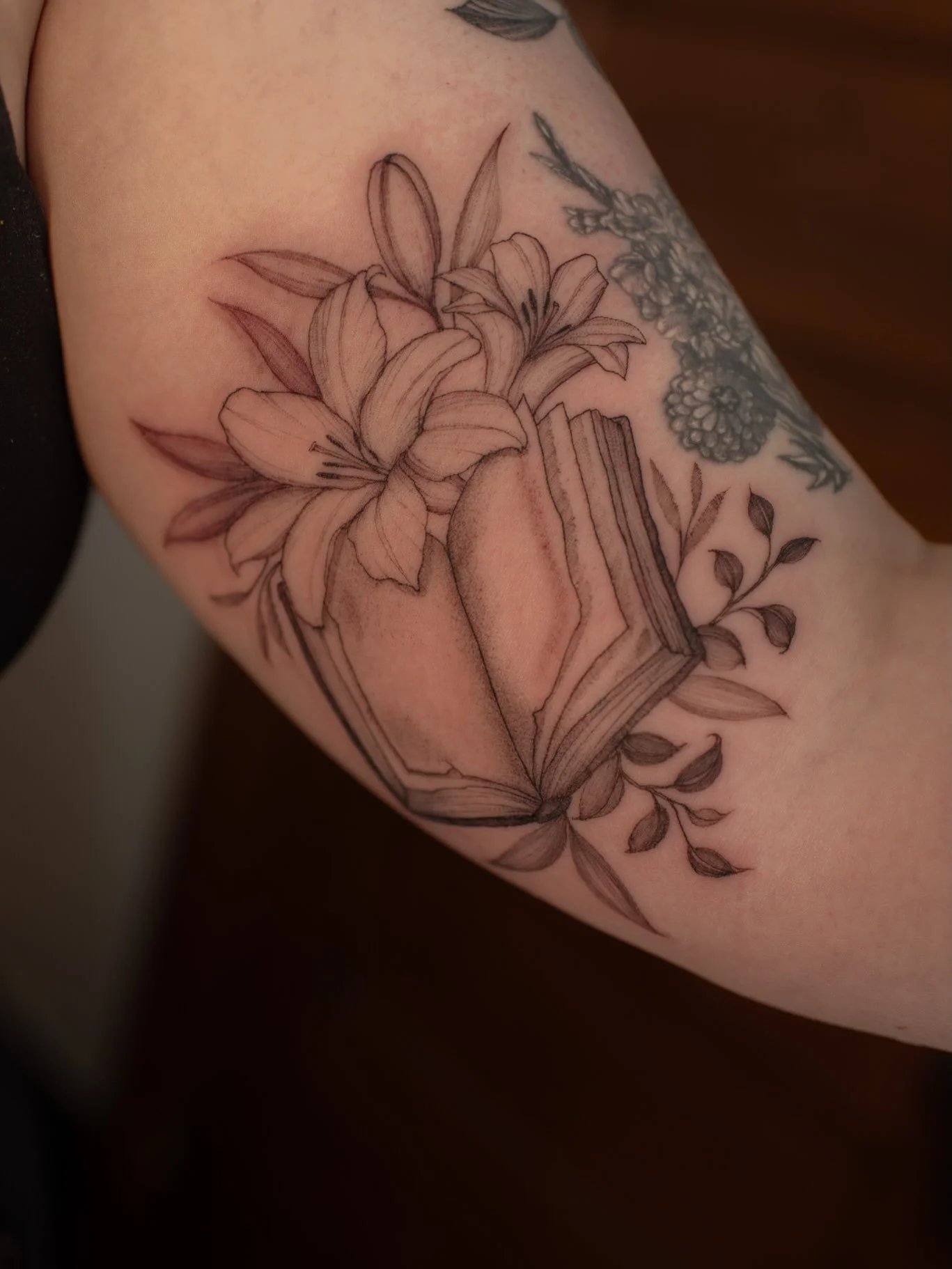book clubs with grandmas and tattoos 📚🌿

&mdash;&mdash;&mdash;&mdash;&mdash;&mdash;
booking for november + december 
link in bio 🫶🏼

#finelinetattoo #finelinefloral #ohiotattooers #bookclub